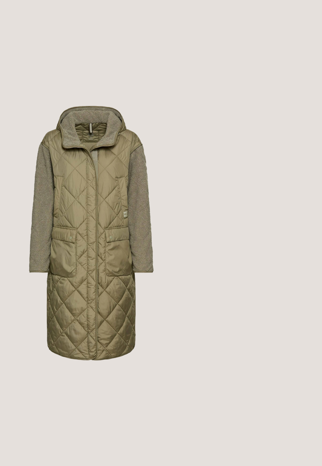 Polstret lang olivengrøn frakke med quiltet skal, bred hætte, teksturerede fleeceærmer og to frontlommer. Lynlås lukning.; Beige strikket sweater med V-hals, med et struktureret ribmønster og et diagonalt designelement på forsiden. Lange ærmer og cropped pasform.; Hvid langærmet skjorte med V-udskæring og lige kant, vist fladt mod en ensfarvet hvid baggrund.; Beige bomuldsbukser med snor i taljen, to forlommer og tapered ben. Glat tekstur, flad talje med en lille metaldetalje.; Tamaris Sneakers high - beige; Beige læder skuldertaske med en glat overflade, der har en enkelt rem og sorte kanter, rektangulær form og diskrete hardware-detaljer.