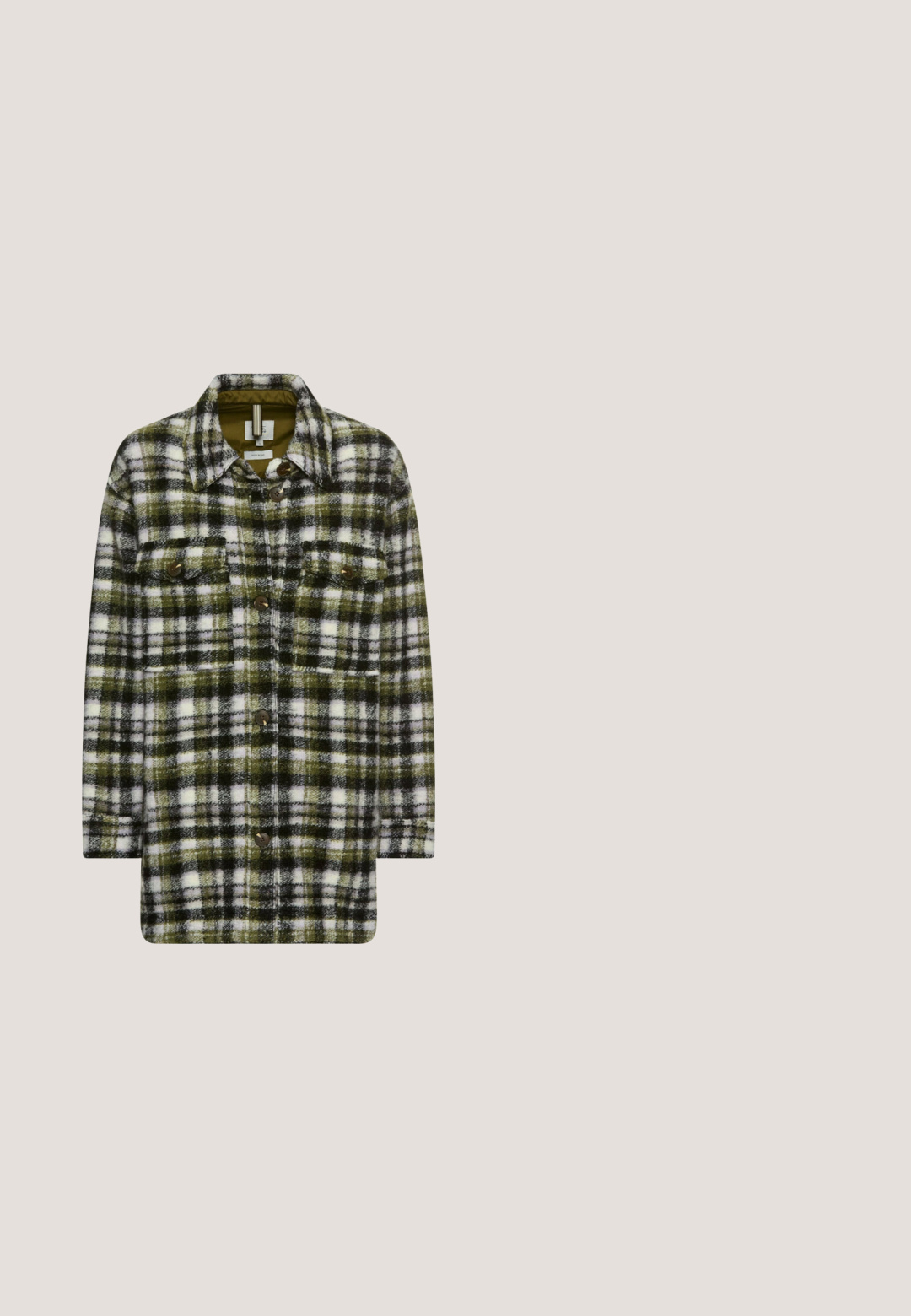 Rutig flanneljakke i grøn, sort og hvid med to brystlommer og knaplukning, der har en klassisk krave og blød tekstur.; Langærmet olivengrøn sweater med et tekstureret, stribet mønster. Rund halsudskæring og afslappet pasform. Fremstillet af et blødt, blandet materiale.; Grøn og beige ternet skjorte med knapper, brystlomme, lange ærmer og brune knapper; har en klassisk krave og en kurvet kant.; Olivenfarvede faux læder leggings med et strømlinet design, der har en glat tekstur og lodrette sømdetaljer langs fronten.; Sort læder ankelstøvle med slouch-design, afrundet tå og flad sål. Har en diskret sommerfugl-log på siden. Glat tekstur.; Olivengrøn læderhåndtaske med dobbelt håndtag, frontklaplomme, sidelommer og justerbar skulderrem, mærket "Venezia."