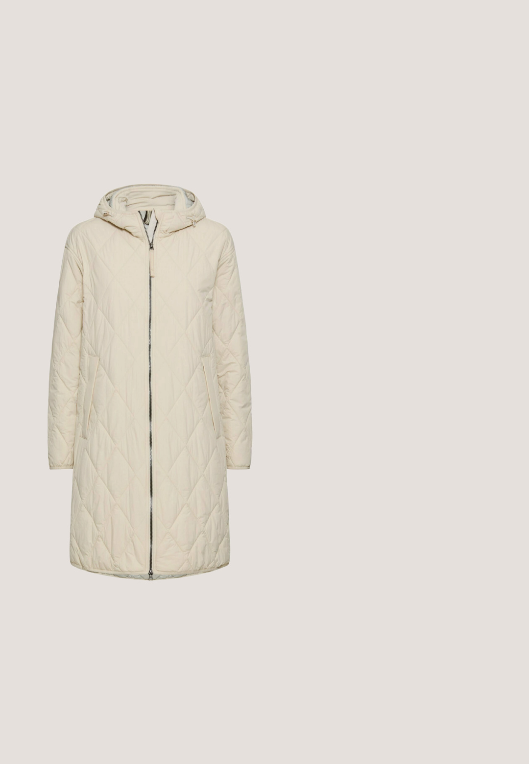 Gebreide beige lange jas met capuchon, ritssluiting aan de voorkant en zijzakken. Zachte textuur en ruitpatroon over het hele oppervlak.; Lichtgewicht crème cardigan met een gestructureerde afwerking, open voorkant en lange mouwen. Geen knopen of sluitingen; minimalistisch ontwerp.; Beige dames T-shirt met korte mouwen, ronde hals en klein bruin Oxmo logo patch op de bovenste linkerborst.; My Essential Wardrobe MWLOUIS HIGH WIDE - Straight leg jeans - medium blue wash; Beige en taupekleurige suède en leren sneaker met wit sterrenlogo, dikke crèmewitte zool, witte veters en een bruine loopzool met profiel.; Beige rechthoekige schoudertas met een afneembare band, goudkleurige hardware en een reliëf "GR"-logo dat in elkaar grijpt op de voorflap.