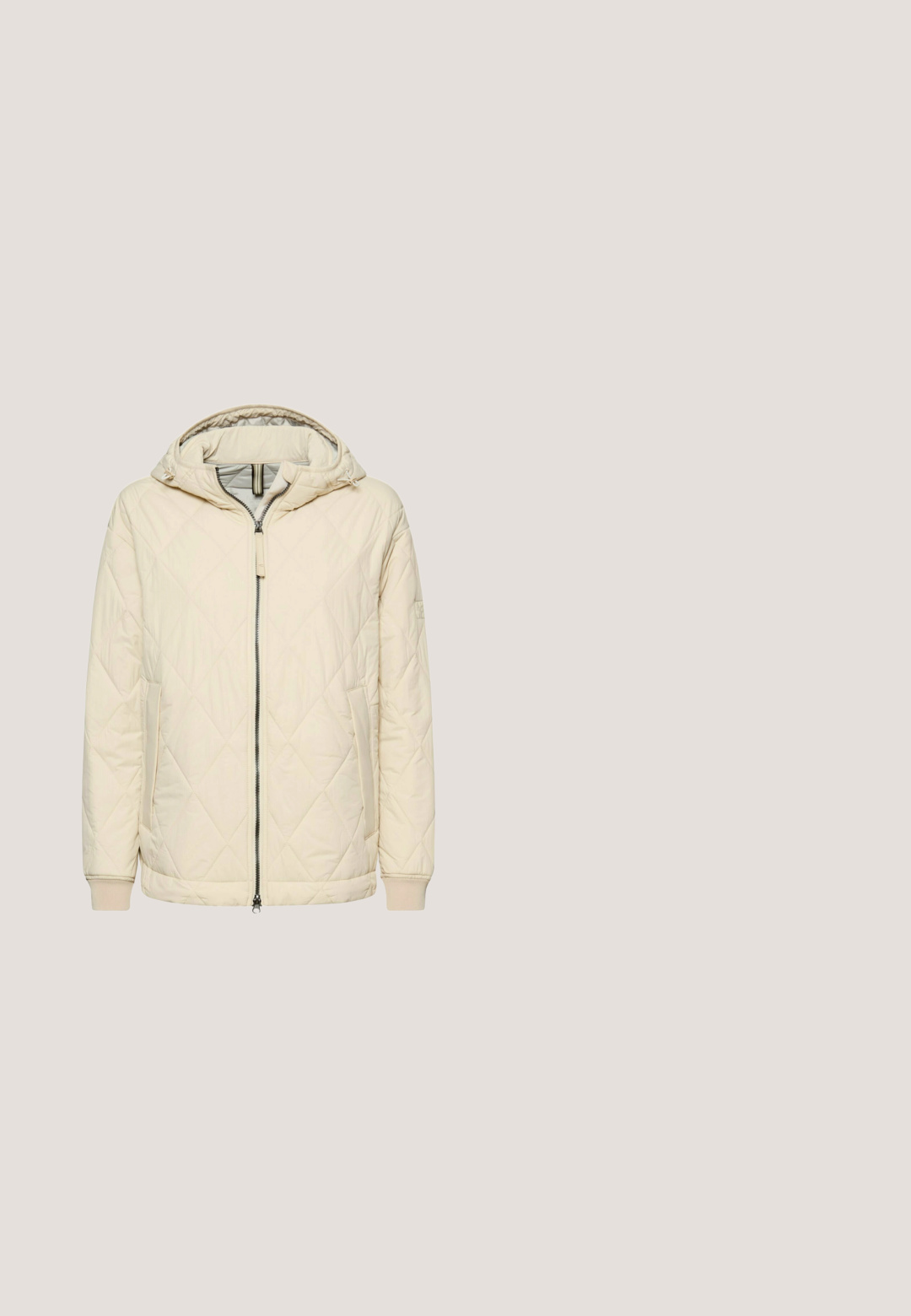 Beige quiltet jakke med hætte, lynlås foran, sidelommer og ribstrikkede manchetter, med en glat tekstur og geometrisk mønster.; Cremefarvet sweater med V-hals, ribbet struktur og lange ærmer. Enkel design, udekoreret uden synlige mønstre eller hardware.; Beige langærmet skjorte med hvide vandrette striber og rund hals, vist på hvid baggrund.; Beige cargo bukser med elastisk talje, to forlommer og en sidelomme. Fremstillet af et struktureret stof med lige ben.; Beige ankelstøvler lavet af ruskind med krave af kunstpels, snørebåndsdesign, guldfarvet hardware og robust sål med struktureret detalje.; Lys beige læderpung med lynlås, udvendige lommer, præget logo og en aftagelig mærke. Glat tekstur med stikninger.