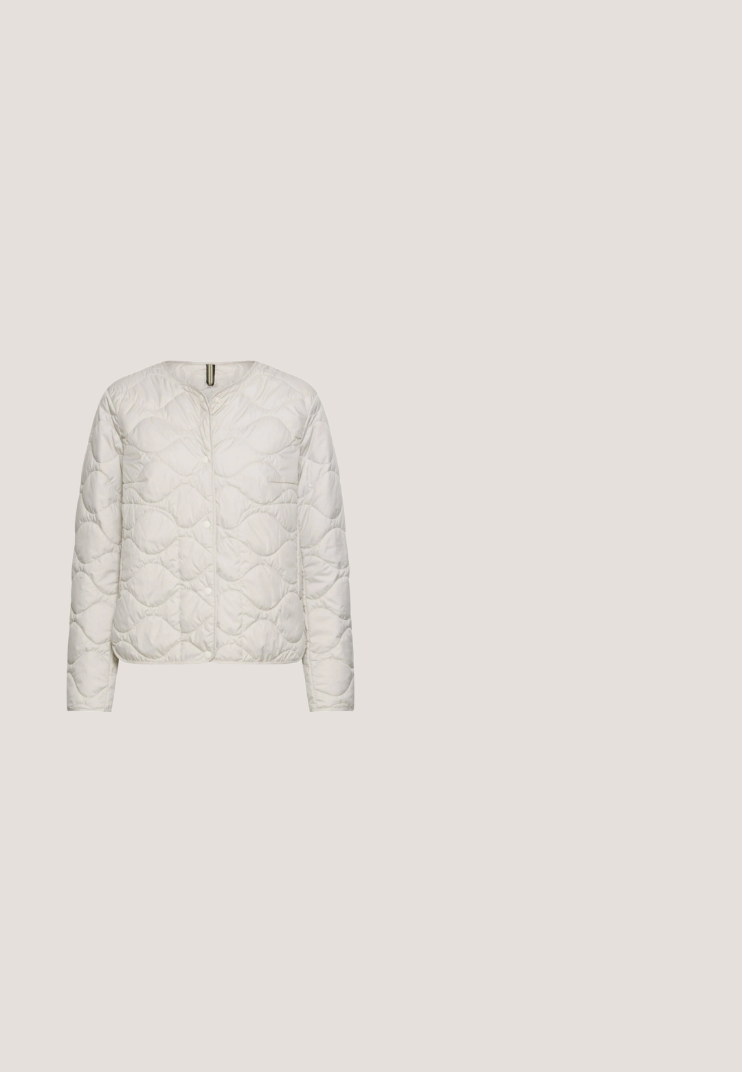 Hellgraue gesteppte Jacke mit rundem Ausschnitt, ausgestattet mit einem Druckknopfverschluss und weichem, strukturiertem Stoff. Das Design beinhaltet wellenförmige Muster.; Cremefarbener, gestrickter Pullover mit dreiviertellangen Ärmeln und einem strukturierten, offenen Strickmuster, rundem Ausschnitt und gerippten Saumkanten.; Cremefarbene, hochtaillierte Stoffhosen mit Bügelfalten vorne und geradem Bein, vor weißem Hintergrund dargestellt.; Weiße Knöchelstiefel mit glatter Oberfläche, eckiger Zehenpartie und einem Blockabsatz in mittlerer Höhe. Steppnähte betonen das minimalistische Design.; Cremefarbene Tragetasche mit cognacfarbenen Griffen und angebrachtem Geldbeutel mit Schlangenprint und Reißverschluss, mittig mit goldfarbenem ALDO-Logo.; Goldene Creolen mit einer Unendlichkeit-Form, die auf einer Seite ein strukturiertes Muster und auf der anderen Seite eine glatte Oberfläche aufweisen. Sicherer Verschluss.
