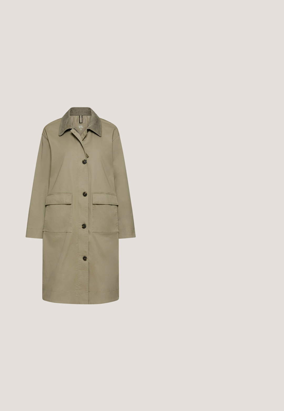Beige knie lange jas met donkere knopen, twee grote klepzakken aan de voorkant, lange mouwen en een contrasterende textuurkraag.; Beige overhemd met lange mouwen met witte horizontale strepen en een kleine "LITTLE" tekst vlakbij de zoom op een effen witte achtergrond.; ONLY ONLSILLA BERMUDA  - Jeansshort - plaza taupe; Hoge zwarte rubberen laars met een gestructureerde afwerking, WODEN-logo op de zijkant en een versterkte zool met gesprenkelde accenten.; Bruine plastic zonnebril met donkere lenzen, rechthoekig montuur, dikke pootjes en een klein logodetail aan de zijkant.; Bruine stof schoudertas met een leren accent aan de onderkant, voorzien van een logo patch en een verstelbare schouderriem.