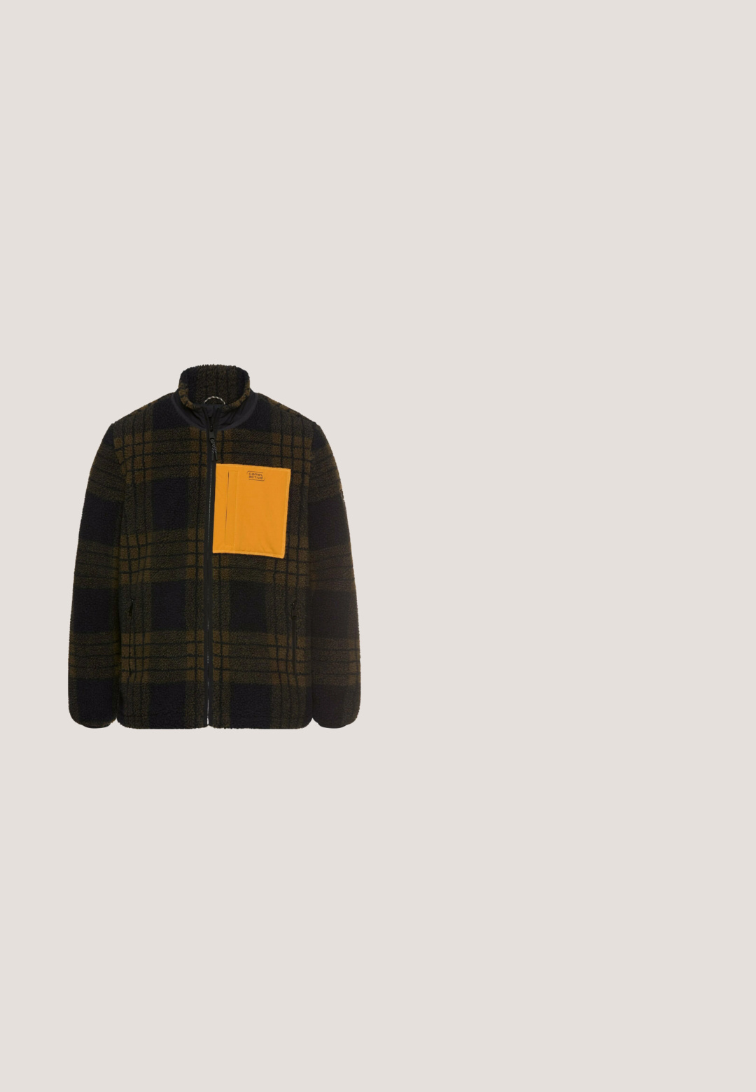 Fleecejacke in dunkelgrünem und braunem Karomuster mit einem Reißverschluss vorne, hohem Kragen und einer orangefarbenen Brusttasche. Verfügt über Seitentaschen und eine weiche Textur.; Schwarzer Strickpullover mit rundem Ausschnitt, gerippten Bündchen und Saum, mit strukturiertem Muster. Kleines Logodetail an der unteren Seite.; Schwarzes Hemd mit Knopfverschluss aus Baumwolle, mit klassischem Kragen, zwei Brusttaschen und weißen Knöpfen. Glatte Textur mit langen Ärmeln.; Denim Jeans in einem verblassten Schwarzton, mit geradem Bein, Fünf-Taschen-Stil und Metallknopfverschluss an der Taille.; Schwarze High-Top-Schuhe mit einem Obermaterial aus Wildleder, Metallösen, robuster Sohle und einem strukturierten Rückenteil für zusätzlichen Halt.; Schwarze rechteckige Umhängetasche mit gemustertem Vorderteil, breitem verstellbarem Schulterriemen und silbernen Metallverschlüssen vor weißem Hintergrund.