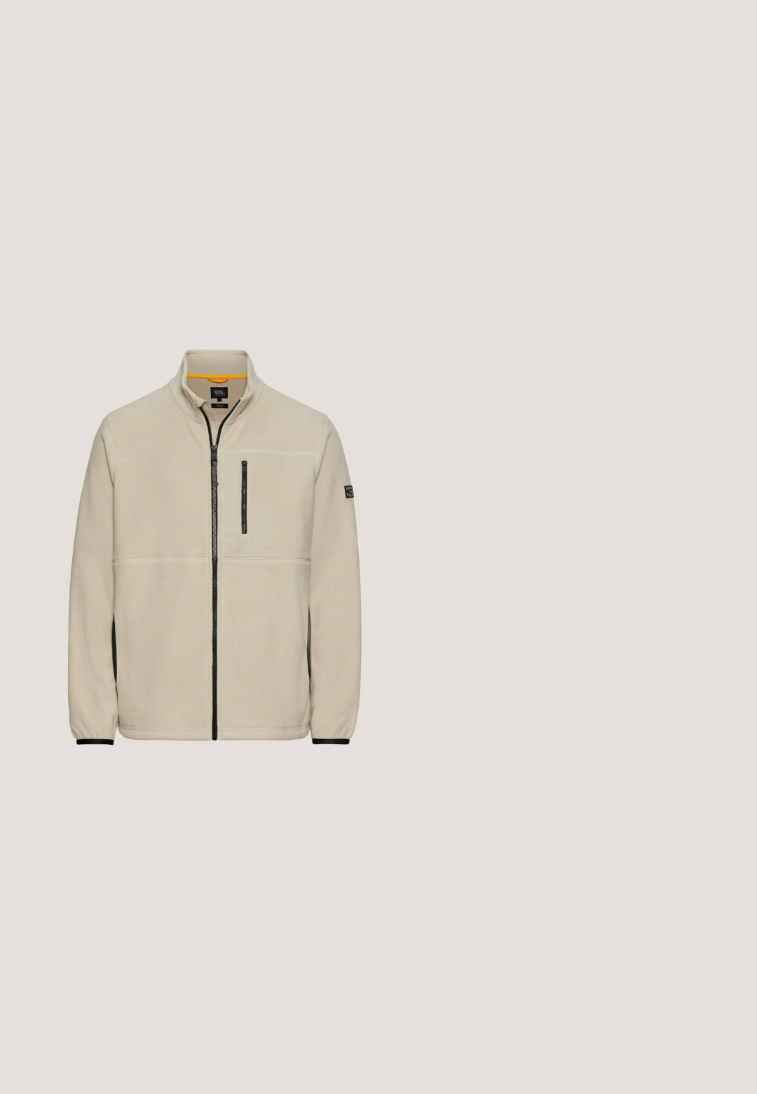 Beige fleecjas met een hoge kraag, volledige ritssluiting aan de voorkant, zwarte rits borstzak en contrasterende zwarte zijpanelen.; Beige gebreide trui met een ronde halslijn en lange mouwen. Het heeft ribgebreide boorden en een zoom, gemaakt van een zachte, gestructureerde stof.; Witte katoenen t-shirt met een losse pasvorm, ronde hals, korte mouwen en een vlakke zoom, met een gladde textuur en geen zichtbare patronen.; Lichte blauwe denim shorts met een klassieke snit, vijf zakken, knoopsluiting en subtiele vervaging langs de stof voor textuur.; Bruine leren enkelboots met een ronde neus, vetersluiting, gevoerde kraag en rubberen zool met een gestructureerd loopvlak.; Kleine rechthoekige beige leren crossbodytas met voorvak, bovenrits en verstelbare stoffen band met metalen "Lancaster"-logo.