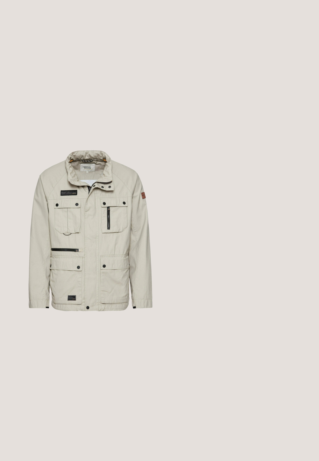 Beige udendørs jakke lavet af tekstureret stof, med fire lommer, en lynlås og en stående krave. Sorte accenter fremhæver designet.; Strikket sweater med høj ribbet krave og halv lynlås. Funktioner et geometrisk mønster i creme, grå og brune nuancer. Blød tekstur.; Langærmet ternet skjorte i nuancer af blå, creme og orange. Har knap-ned krave, to brystlommer og sorte knapper.; Khaki shorts lavet af en blød bomuldsblanding, med lynlås og knaplukning samt forlommer. Lige ben-design, knælængde pasform.; Brun læderankelstøvle med snørelukning foran, polstret krave, kontrastsyning og robust gummisål, mærket "Made for Daily Adventures."; Brun læder skuldertaske med lynlåslukning, der har en frontlomme, hvide syninger og en justerbar stofrem.