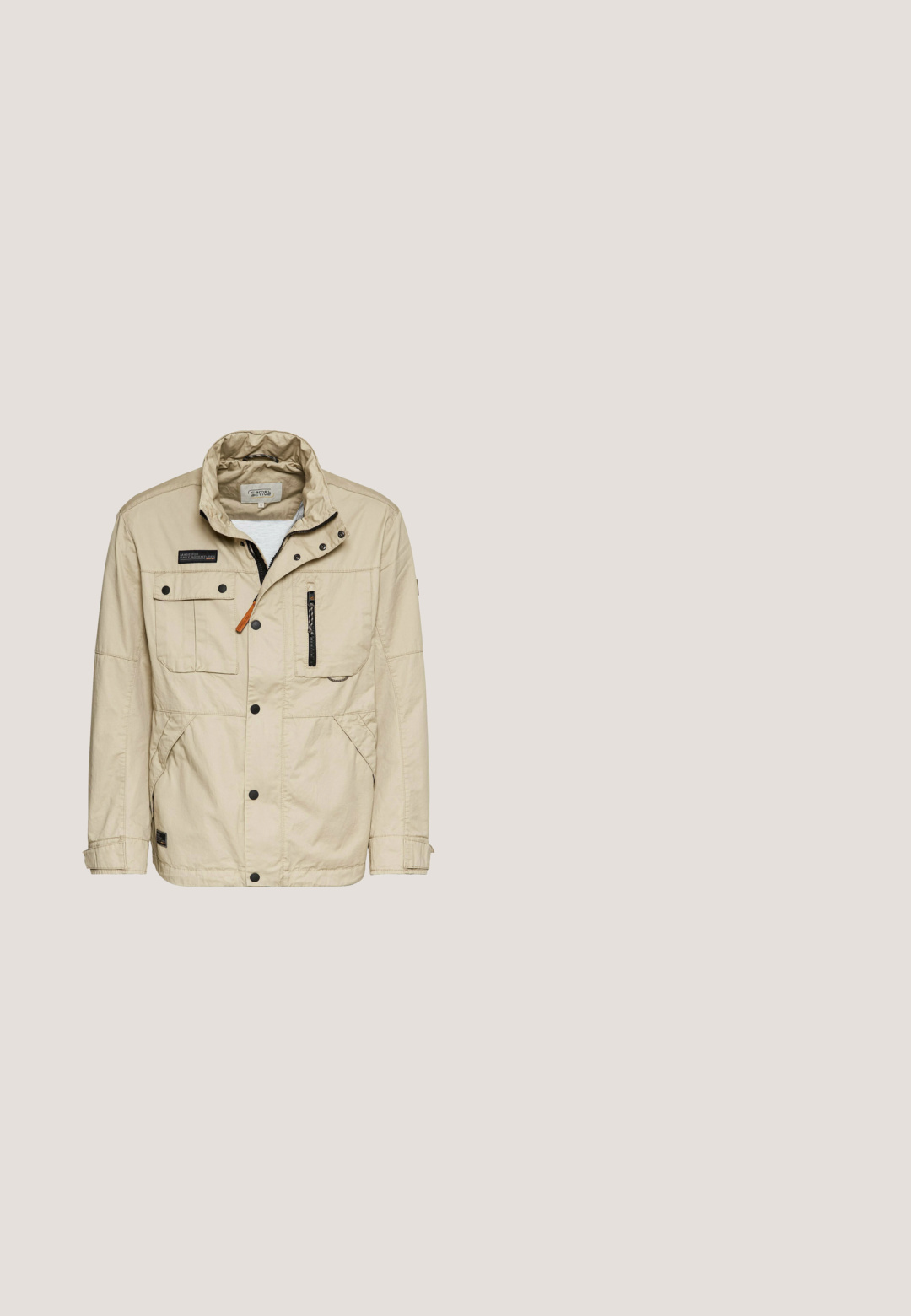 Beige buitenjas van lichtgewicht stof, met een hoge kraag, meerdere zakken, drukknoopsluitingen en een rits aan de voorkant.; Oranje longsleeve trui van een textiele stof, met een ribbelkraag en een logo-opdruk op de linker mouw. Rechte zoom en aansluitende manchet.; Langarmig overhemd in roestkleur met knoopsluiting, button-down kraag en borstzak, voorkant zichtbaar tegen een witte achtergrond.; Lichtblauwe denim jeans met een rechte pijp, voorzien van subtiele vervaging, vijf zakken en een metalen knoopsluiting bij de tailleband.; Bruine leren enkellaarsjes met ronde neuzen, zwarte accenten, veterdesign en lichtgekleurde rubberen zolen met een textuur voor grip.; Bruine leren schoudertas met een bovenste rits, gestructureerd oppervlak, zilveren hardware en een zwarte verstelbare schouderriem. Compact rechthoekig formaat.