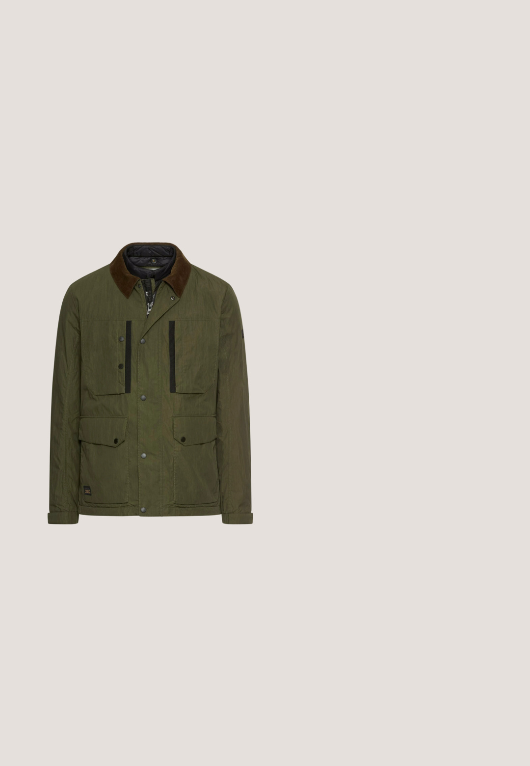 Oliven grøn jakke med en kordfløjlskrave, forreste patchlommer, sorte accenter og et struktureret stof. Har en lynlås- og trykknaplukning.; Oliven grøn crew neck sweater med lange ærmer, ribstrikkede manchetter og kant samt et lille logo på venstre side af brystet.; Mørkeblå skjorte med knapper, lange ærmer, to brystlommer og broderede patches på venstre skulder og bryst. Glat stofstruktur.; Mørkebrune regular fit bukser lavet af blødt bomuldsdenim. Har fem lommer, lynlås foran, og diskrete syninger langs sømmene.; Brune læder- og ruskindsankelstøvle med snørebåndsdesign, rund tå, metaløjer og tekstureret gummisål for godt greb.; Brun læder crossbody taske med lynlåslukning, en struktureret overflade og en vævet rem. Har et logo-patch på forsiden og et enkelt design.