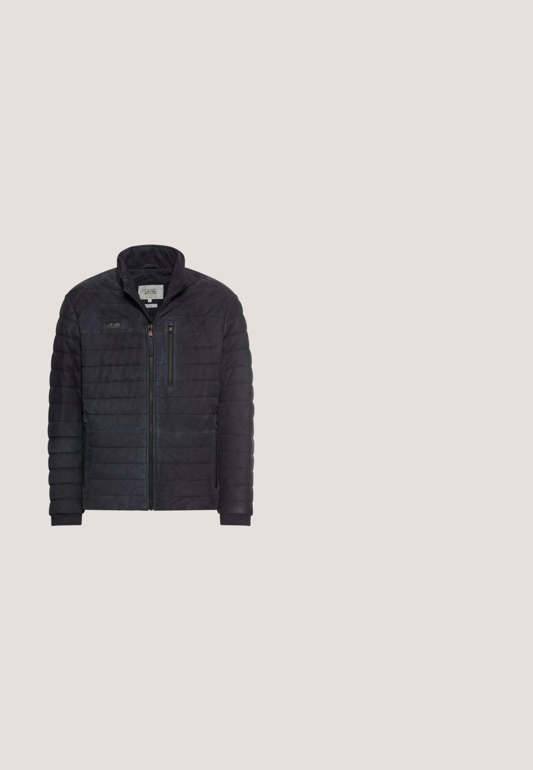 Gesteppt schwarze Jacke mit hohem Kragen, Reißverschluss vorne und zwei seitlichen Taschen. Verfügt über ein strukturiertes Material und dezente Markenkennzeichnung auf der Brust.; Hellgrauer gestrickter Pullover mit hohem Kragen und halbem Reißverschluss. Rippenstruktur und enganliegende Bündchen; verfügt über ein kleines Logo-Patch am Saum.; Kurzärmeliges, grau meliertes Henley-Shirt mit drei Knöpfen und einer kleinen Brusttasche, flach auf weißem Hintergrund liegend.; Schwarze Slim-Fit-Jeans mit Vordertaschen, Knopfverschluss und Gürtelschlaufen, vor weißem Hintergrund gezeigt.; Schwarze Lederstiefelette mit einem Futter aus Fell, Schnürdesign, silbernen Beschlägen und strukturiertem Gummisohle. Mit Logodetails an der Seite.; Schwarze, strukturierte Leder-Crossbody-Tasche mit einem Reißverschlussfach und verstellbarem Gurt; verfügt über eine Fronttasche und ein Markenlabel auf der Vorderseite.