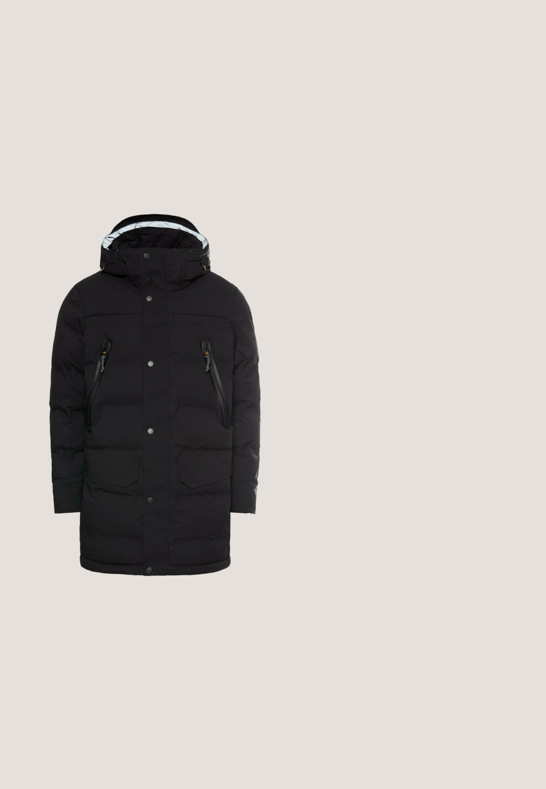Zwarte geïsoleerde winterparka met capuchon, voorste drukknoopsluiting en vier met rits afgesloten zakken, ontworpen voor bescherming tegen koude weersomstandigheden.; Grijze gebreide trui met een ronde halslijn, lange mouwen en ribbelboorden. Bevat een gestructureerde stof en een subtiel patroon doorheen.; Witte mouwloze tanktop van zachte stof. Heeft een ronde halslijn en een rechte snit. Inclusief een klein merklabel aan de zoom.; Lichtblauwe denim jeans met een rechte pijp, voorzien van subtiele vervaging, vijf zakken en een metalen knoopsluiting bij de tailleband.; Zwarte leren enkelboot met een ronde neus, vetersluiting, een gestructureerde afwerking en een lage gestapelde hak met een contrasterend detail aan de zijkant.; Zwarte schoudertas van textuurleer, met een ritsluiting en een band met logoaccenten voor verstelbare lengte.
