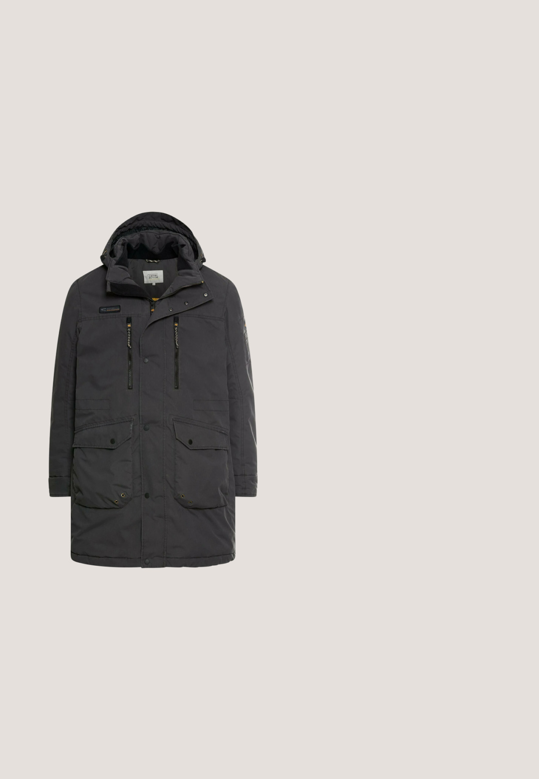 Schwarz langer Parka mit Kapuze, ausgestattet mit mehreren Reißverschluss- und Knopf-Taschen, einem Reißverschluss vorne und einer strukturierten Stoffoberfläche.; Grauer, gestrickter Pullover mit Stehkragen und Viertelreißverschluss. Verfügt über lange Ärmel und eine gewebte Textur, die ein warmes und lässiges Erscheinungsbild bietet.; Dunkelgraues Cordhemd mit langen Ärmeln, Kentkragen, zwei vorderen Brusttaschen und weißen Knöpfen. Strukturiertes Material und gerader Schnitt.; Schwarze Denim-Jeans mit einer ausgeblichenen Waschung, hoher Taille, Fünf-Taschen-Design und silberner Hardware. Gerade Beinform mit Kontrastnähten.; Schwarze Leder-Ankle-Boots mit runder Zehenpartie, strukturiertem Kragen, flachen Schnürsenkeln, Gummisohle und orangefarbigen Tag-Details. Genähte Akzente entlang der Kante.; Schwarze Leder-Umhängetasche mit einer Vorderklappe, strukturiertem Oberflächenmaterial, dezenten Nähten und einem Markenpatch. Mit verstellbarem Tragegurt.