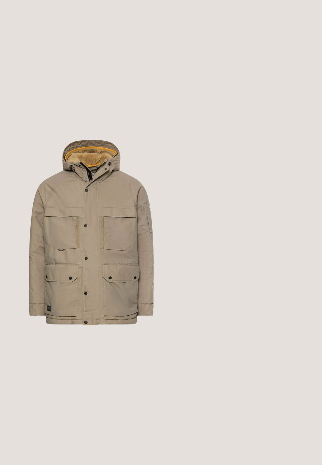 Beige geïsoleerde jas met een rits- en drukknoopsluiting, een capuchon en meerdere voortassen. Gevoerd met zachte gele stof voor warmte.; Gebreide trui in grijstinten met een horizontaal gestreept patroon in oranje en blauw. Ribgebreide halslijn en manchetten, zachte textuur.; Witte T-shirt met korte mouwen en ronde hals, met een twee-knops sluiting en subtiele textuur. Voorzien van een klein logo op de borst.; Lichtblauwe denim jeans met een regular fit. Heeft vijf zakken, riemlussen en subtiele stikdetails. Glad textuur, rechte pijpdesign.; Heren bruine leren enkelboot met donkergroene accenten, vetersluiting aan de voorkant en dikke beige rubberen zool.; Bruine lederen schoudertas met voorvak, metalen ringdetail, verstelbare riem en een geperst "Hill Burry" logo patch.