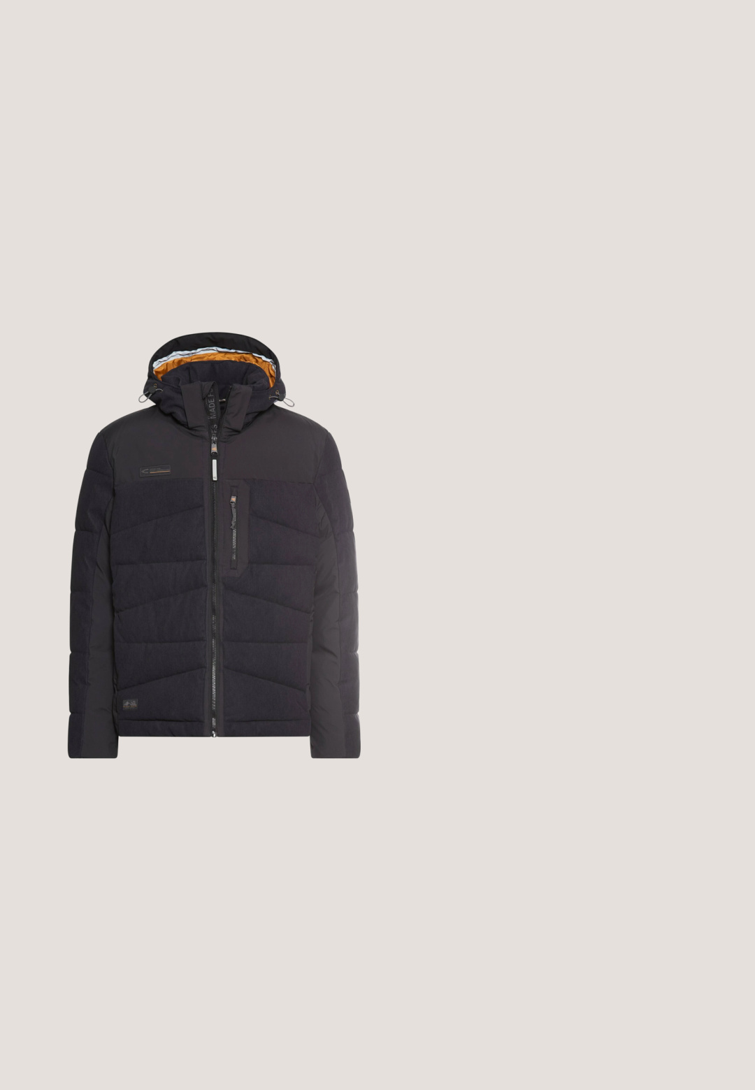 Schwarze gepolsterte Jacke mit abnehmbarem Kapuzen, ausgestattet mit einem Reißverschluss vorne, zwei Eingrifftaschen an der Seite und einer Brusttasche mit kontrastierenden Stoffdetails.; Bordeauxrot und weiß meliertes Strickpullover mit langen Ärmeln und einem Halbreißverschluss-Kragen, gerippten Bündchen und einem kleinen Logo-Patch am Ärmel.; Schwarzes Langarm-Henley-Shirt mit drei Knöpfen am Kragen, kleinem Logo auf der Brust und einem gelben Etikett im Krageninneren.; Dunkelblaue Denim-Jeans mit geradem Bein, ausgestattet mit fünf Taschen, einem Knopfverschluss und dezentem Verblassen an den Oberschenkeln.; Schwarze Lederstiefelette mit runder Zehenform, Schnürfront, seitlichem Reißverschluss und braunen Lederdetails. Strukturierter Kragen für zusätzlichen Komfort.; Schwarze, strukturierte Leder-Crossbody-Tasche mit einem Reißverschlussfach und verstellbarem Gurt; verfügt über eine Fronttasche und ein Markenlabel auf der Vorderseite.