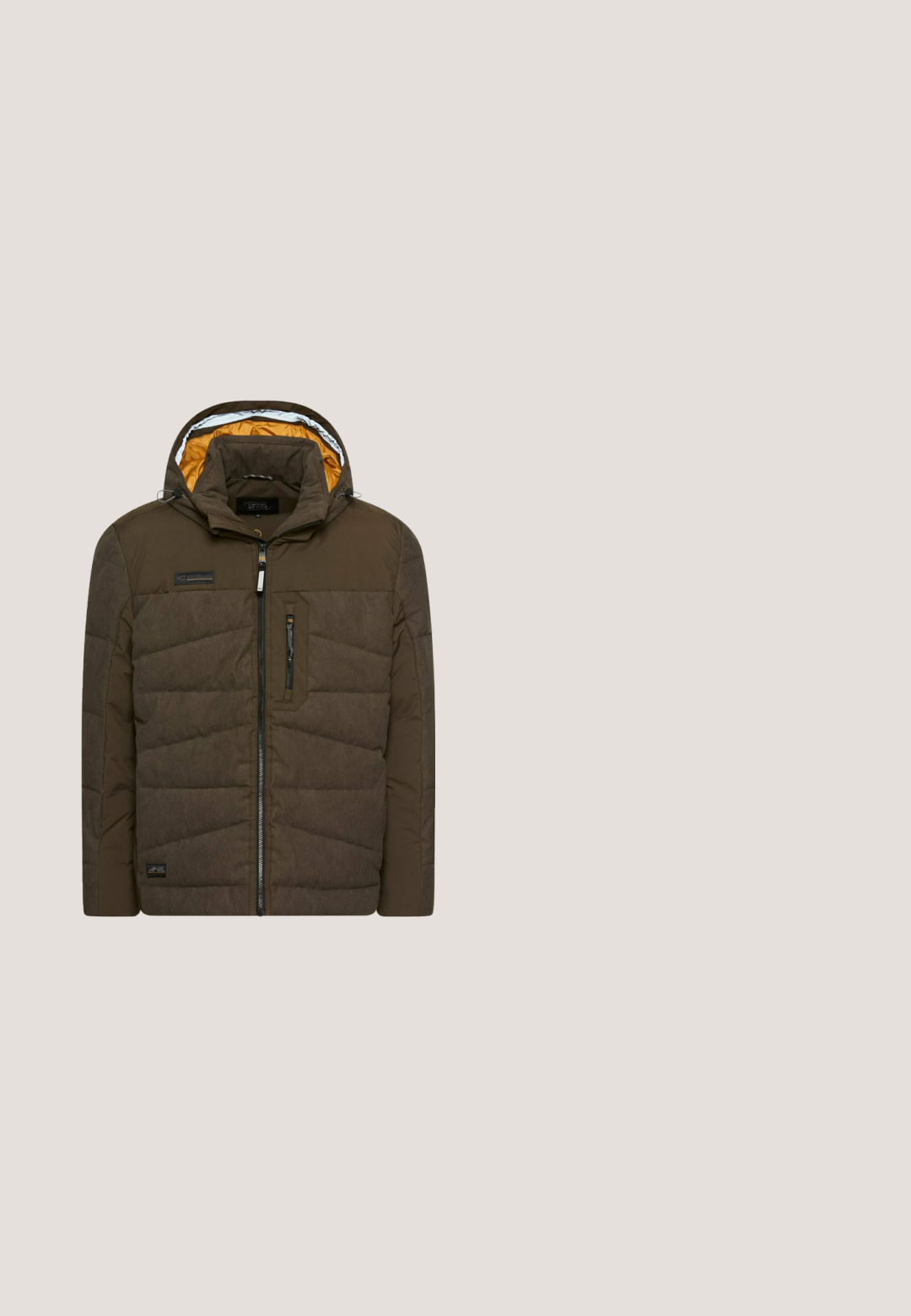 Bruine pufferjack met een capuchon, voorzien van een gewatteerde structuur, zwarte rits en een oranje voering. Inclusief borst- en zijzakken.; Beige trui met een hoge kraag en een halfrits, voorzien van een gestructureerd breipatroon en geribde manchetten. Klein logo op de linkermouw.; Bruine katoenen T-shirt met de tekst "CHASE NEW HORIZONS" in oranje, met daaronder een golvend patroon. Korte mouwen, ronde hals.; Blauwe vervaagde denim jeans met voorzakken, riemlussen en een knoopsluiting, plat gelegd op een witte achtergrond.; Mustang Snowboots  - cognac; camel active LAOS - Schoudertas - cognac