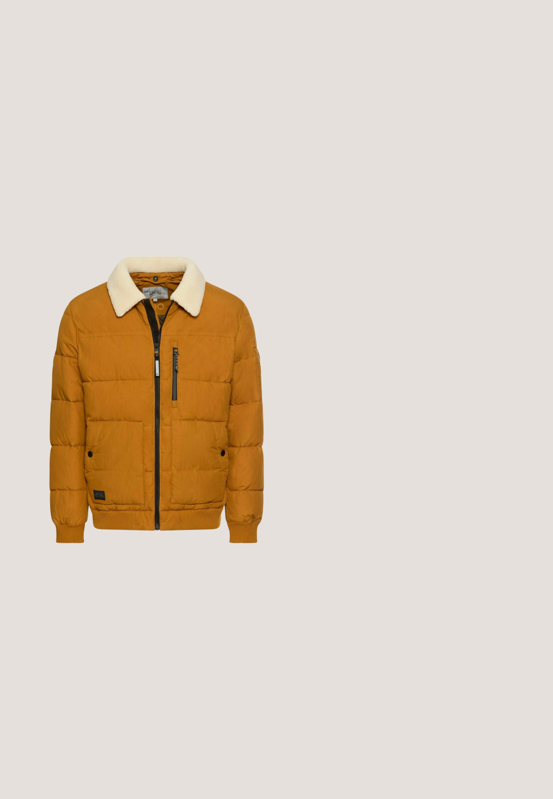 Sennepsgul puffer-jakke med krave i cremefarvet faux fur, vandret quiltet design, sort lynlås foran og to store forlommer.; Mørkeblå striktrøje med rund hals, lange ærmer og ribbet manchetter; lavet af blødt, tekstureret materiale. Ingen mønstre eller detaljer synlige.; Beige kortærmet t-shirt, lavet af blød bomuld, med rund hals og lige pasform. Enkel design uden mønstre eller accenter.; Lysblå denim jeans med slim fit, fem lommer, diskret slid på benene og kontrastsying.; s.Oliver Vinterstøvler - cognac; Brun skuldertaske i læder med justerbar rem, frontlynlåslomme og "JOOP!" logo centreret på frontpanelet.