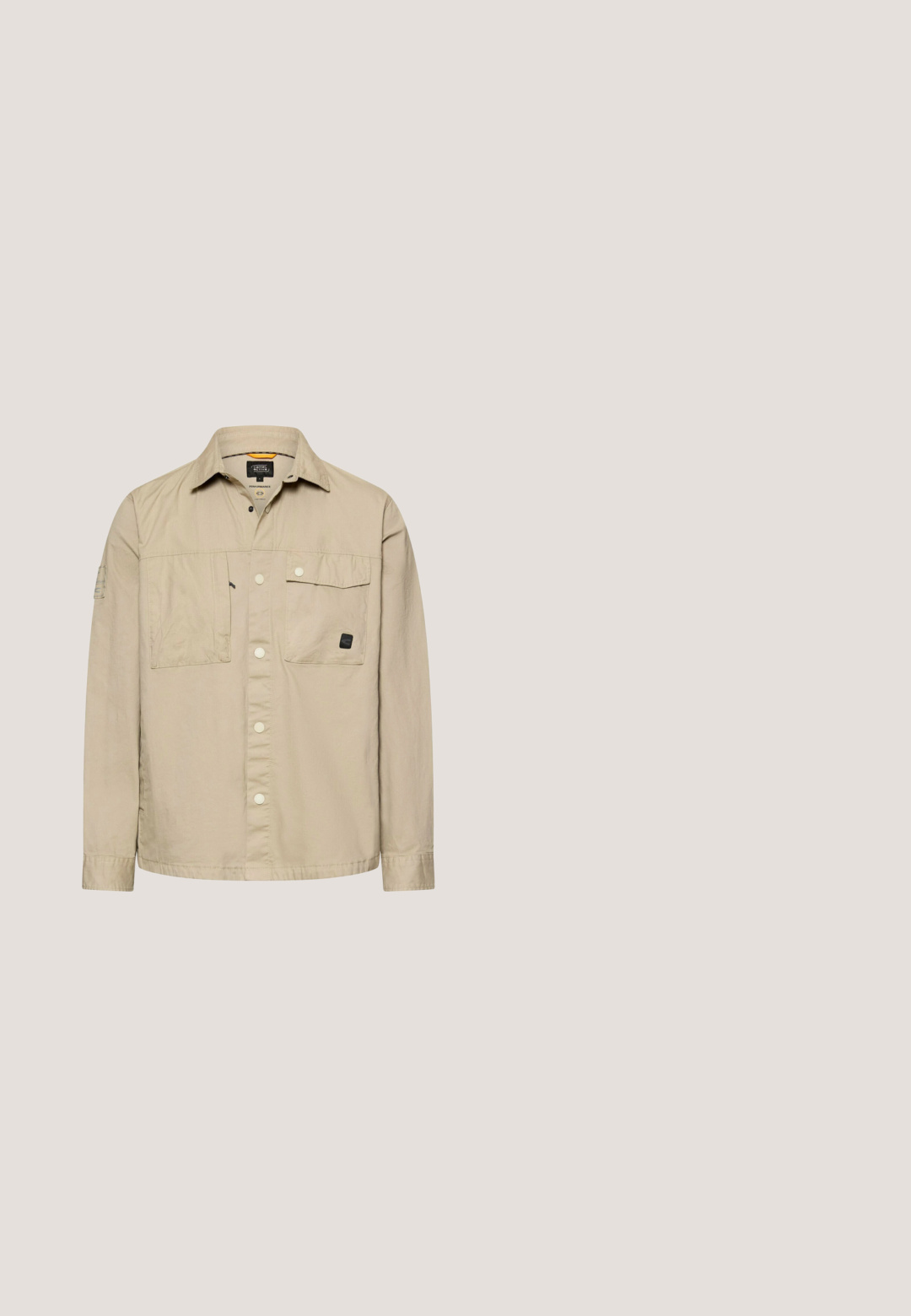 Beige overhemd met lange mouwen en knopen, voorzien van twee borstzakken aan de voorkant, waarvan één met klep en drukknopen, en een kraag.; Grijze lange mouwen trui van gebreid materiaal met een geribbeld patroon, ronde halslijn en rechte zoom. De manchetten zijn aansluitend en gemaakt van zachte stof.; Beige katoenen broek met een rechte snit, voorzien van een knoopsluiting, zijzakken en een gladde textuur.; Witte leren sneaker met een gladde textuur, ronde neus, vetersluiting en een platte rubberen zool. Minimalistisch ontwerp zonder zichtbare patronen.; Canvas draagtasje in off-white, voorzien van korte handvatten en de geprinte tekst "LES DEUX" in vetgedrukte zwarte letters. Duurzaam, eenvoudig ontwerp.; Opgerolde lichtbruine leren riem met rechthoekige koperen gesp en gestikte leren lus op witte achtergrond.