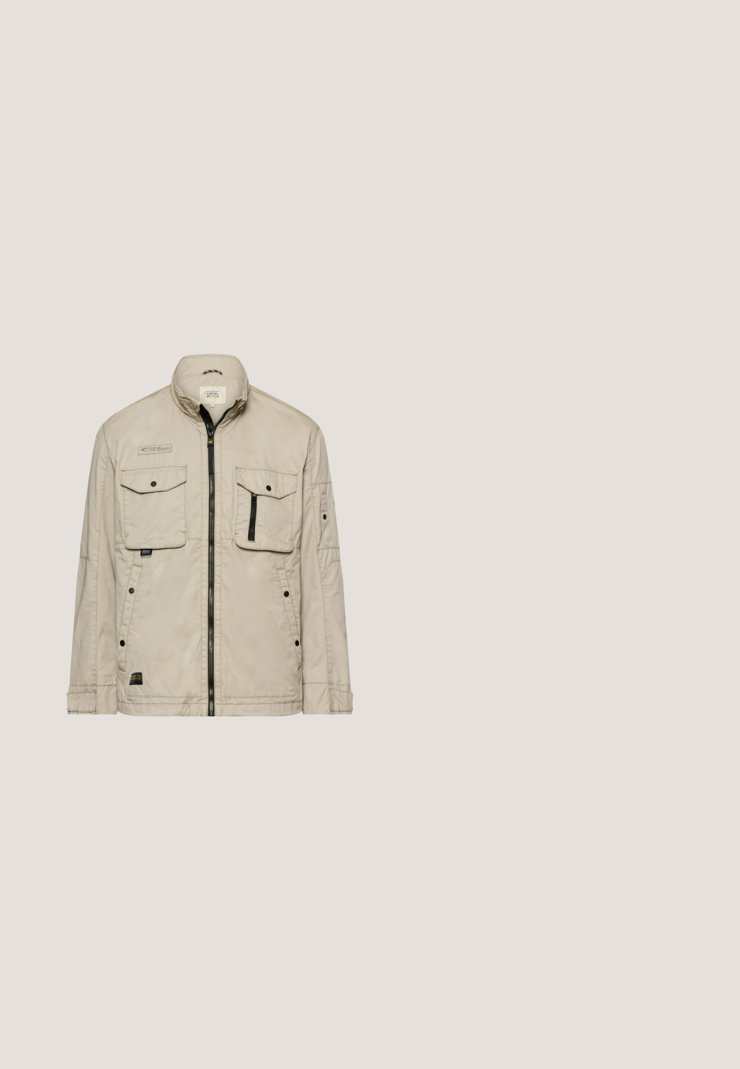 Beige leichte Jacke mit Frontreißverschluss, zwei Brusttaschen mit Klappen (eine mit Reißverschluss), seitlichen Druckknopftaschen und Stehkragen.; Beige Strickpullover mit Rundhalsausschnitt und langen Ärmeln. Strukturiertes Material, gerippte Bündchen und ein kleines Logotag an der unteren linken Seite.; Schlichtes hellgrünes T-Shirt mit kurzen Ärmeln und Rundhalsausschnitt, mit kleinem Logo auf der linken Brustseite und einem gelben Innenkragen-Detail.; Khakishorts aus einem glatten Baumwollmischmaterial, mit einem Reißverschluss, einem Knopfverschluss und Fronttaschen. Gerades Bein Design, knielanger Schnitt.; Braune Leder-Stiefelette mit runder Zehenform, Schnürdesign, strukturiertem Gummisohlen und verstärkten Nähdetails. Wasserdichte Membran enthalten.; The Chesterfield Brand ARIANO - Umhängetasche - brown