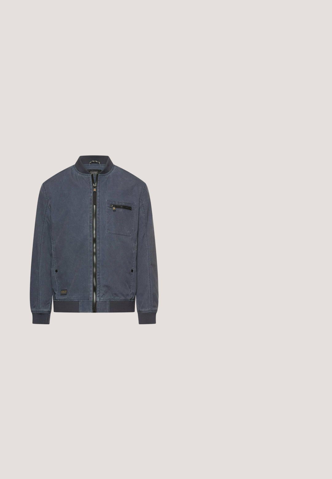 Blauwe bomberjas met ritssluiting, geribde kraag, manchetten, zoom en een borstzak met ritssluiting aan de linkerzijde.; Grijs katoen stof met twee zwarte labels. Eén label toont "TYPE N°: C-46" en het andere "AMERICAN CLASSIC" met gouden borduurwerk.; Zwarte denimshorts met knoop aan de voorkant, riemlussen en een ontwerp met vijf zakken op een witte achtergrond.; Zwarte leren enkelboot met ronde neus, gestructureerde kraag, platte veters, rubberen zool en oranje labeldetail. Gestikte accenten langs de rand.; Zwarte oversized zonnebril met een grijs ombre-lens, voorzien van een robuust frame, zilveren accenten op de steunen en een rechthoekige vorm.; Zwarte leren schoudertas met een voorflap, gestructureerd oppervlak, subtiele stiksels en een merkembleem. Inclusief verstelbare schouderriem.