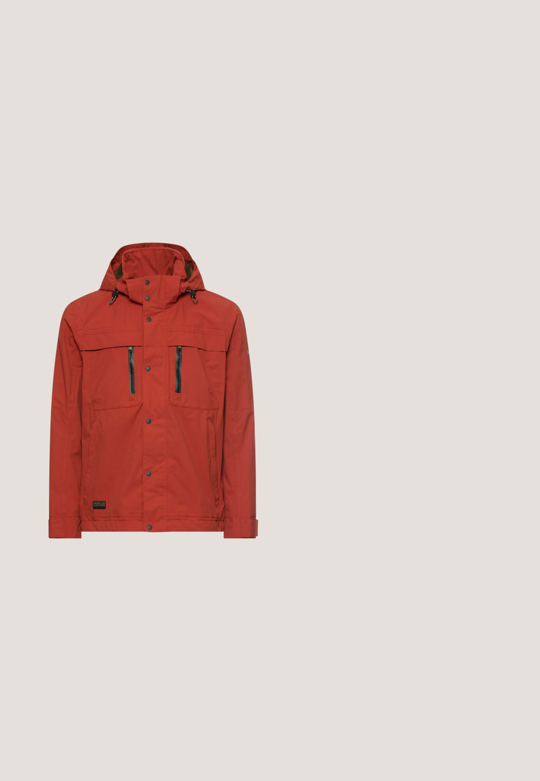 Veste à capuche rouge rouille avec boutons-pression à l'avant, deux poches poitrine verticales zippées et deux poches latérales basses, conçue pour une utilisation en extérieur.; Sweatshirt zippé rouge avec col montant, poignets et ourlet côtelés. Texture tricotée, avec un petit accent en cuir près de la fermeture éclair.; T-shirt rouge uni manches courtes col rond avec un petit logo sur la poitrine gauche et un texte discret près de l'ourlet inférieur.; Jean en denim bleu foncé avec un aspect délavé, présentant une coupe classique, cinq poches et des détails de couture contrastés.; Bottine en cuir noir à bout rond, avec un laçage à l'avant, une fermeture éclair sur le côté et des accents en cuir marron. Col texturé pour un confort accru.; Sac à bandoulière en cuir marron foncé avec un motif à carreaux texturé. Il dispose d'une fermeture zippée sur le dessus et d'une sangle en tissu réglable.