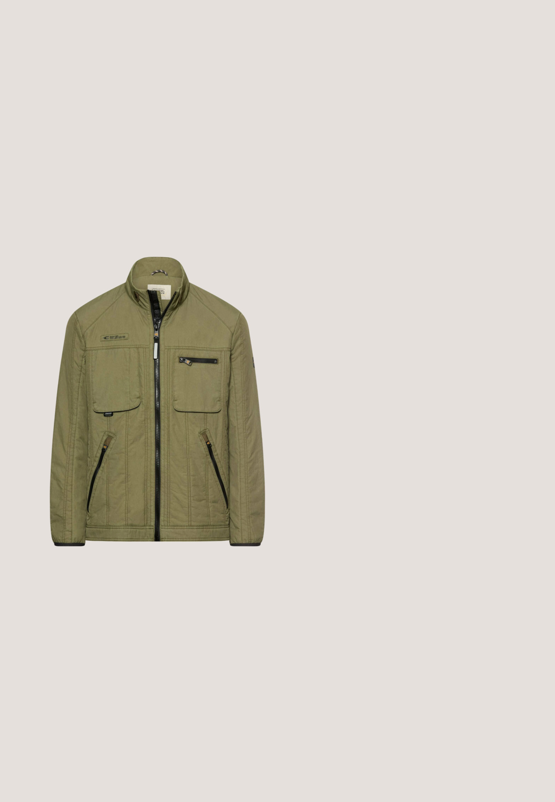Olivgrüne Herrenjacke mit Stehkragen, durchgehendem Reißverschluss, zwei Brusttaschen – eine mit Reißverschluss – und zwei seitlichen Reißverschlusstaschen.; Beige Sweatshirt mit Rundhalsausschnitt und langen Ärmeln, gerippte Bündchen und Saum, kleines schwarzes Markenetikett in der Nähe des Saums und Detail am Ärmelpatch.; Beiger Baumwoll-T-Shirt mit kurzen Ärmeln, mit einem großen, abgenutzten grauen Logodesign auf der Vorderseite und einem Etikett an der Seite.; Beige Cargo-Shorts in entspannter Passform mit Kordelzugbund, Knopfverschluss, seitlichen Pattentaschen und vorderen Hüfttaschen.; Beige Mid-Cut-Stiefel aus Canvas mit runder Spitze, Gummisohle mit Traktion, Schnürdesign und einer Klappe mit Logodetail.; Umhängetasche in Hellbeige mit glatter, matter Oberfläche. Verfügt über eine strukturierte graue Oberseite und verstellbaren Riemen. Enthält ein dezentes Markenlogo.