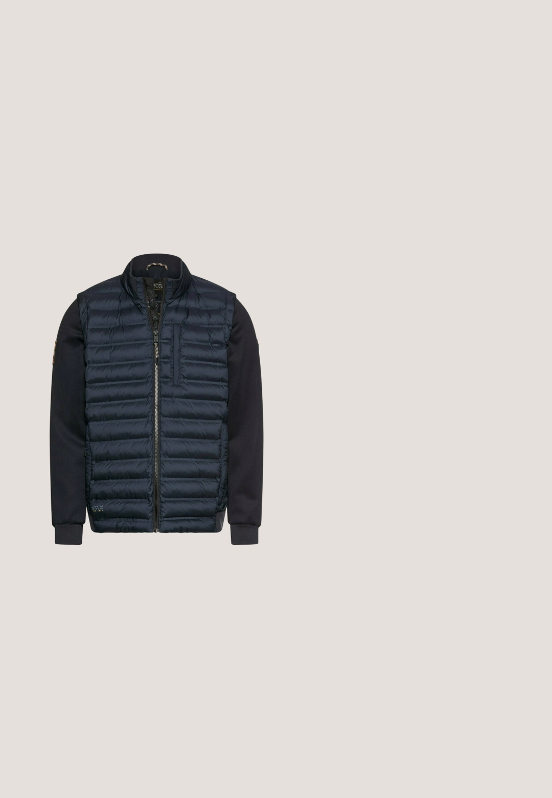 Navy blauwe hybride jas met een doorgestikte voorkant, gladde lange mouwen, ritssluiting en een klein borstzakje aan de linkerkant.; Cranberryrode trui, ronde hals, lange mouwen, geribbelde manchetten en zoom, gebreid structuurmateriaal, label linksonder.; Langarmig overhemd in roestkleur met knoopsluiting, button-down kraag en borstzak, voorkant zichtbaar tegen een witte achtergrond.; Donkerblauwe spijkerbroeken met een recht model, vijf zakken, gouden stiksels en een gladde textuur. JButtonsluiting in de taille.; Bruine leren enkelboot met veters aan de voorkant, zijrits, gevoerde kraag en dikke rubberen zool met diepe profielen.; Compacte bruine leren schoudertas met ritssluiting, voorvak met klep en metalen merkemblemen aan de voorkant.