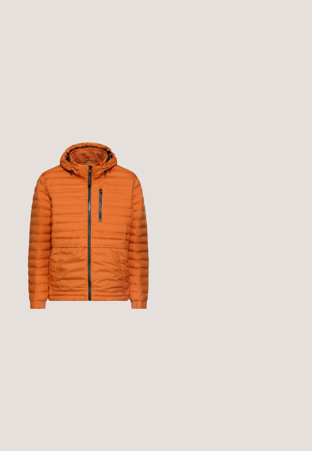 Orange gesteppte Steppjacke mit Kapuze, Frontreißverschluss, Brustreißverschlusstasche und zwei unteren Taschen, dargestellt auf weißem Hintergrund.; Strickjacke mit Reißverschluss in verbranntem Orange. Verfügt über einen hohen Kragen und ein strukturiertes Muster. Rippbündchen und Saum für eine figurschmeichelnde Passform.; Orangefarbenes T-Shirt mit kurzen Ärmeln und Rundhalsausschnitt, mit Brusttasche und kleinem schwarzem Logo-Etikett an Tasche und Saum.; Hellblaue Denim-Jeans im Slim-Fit mit ausgefransten Rissen, fünf Taschen, Knopfverschluss und subtilen Verblassungen überall.; Rieker Schnürstiefelette - brun; Greenburry VINTAGE 20 CM - Umhängetasche - brown