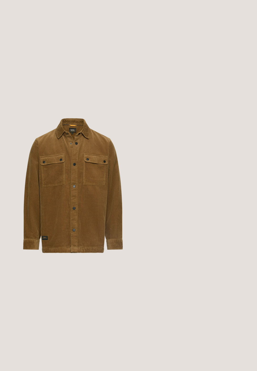 Bruine corduroy blouse met lange mouwen, kraag, twee borstzakken met knopen, en zwarte drukknoopsluitingen aan de voorkant en manchetten.; Crème-kleurige gebreide trui met een kabelpatroon, ronde hals en geribde manchetten en zoom. Gemaakt van zachte, gestructureerde stof.; Crèmekleurig katoenen T-shirt met een grafische print van een bruine beer in water, bergen en bomen, met "Alaska" en "The Last Frontier."; Lichtblauwe, hoogtailles rechte spijkerbroek met voorkanten zakken, riemlussen en een metalen knoopsluiting.; Witte sneaker met een glad leren bovenwerk, platte veters en een dikke rubberen zool. Minimalistisch ontwerp met subtiele stiksel en naadloze accenten.; Greenburry VINTAGE CAFE-RACER  - Schoudertas - braun