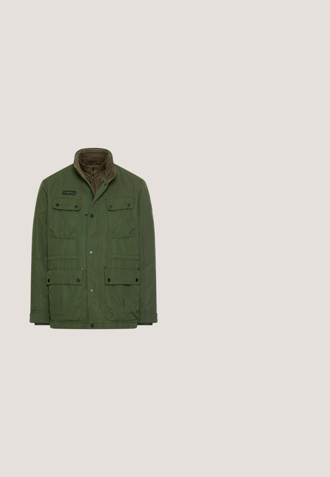Groene herenjasje met meerdere voorzakken, sluiting met knopen en rits, en een bruin gevoerde kraag.; Olijfgroene, langemouwen shirt van stevig materiaal met een knoopsluiting aan de voorkant, twee borstzakken en drukknoopsluitingen. Afgeronde onderkant.; Olijfgroene cargobroek met zijvakken met kleppen, knoopsluiting aan de voorkant, riemlussen en verstelbare trekkoorden aan de zoom.; Bruine leren enkelboot met een ronde neus, stevige zool, hardware in goudkleur en een gestructureerde bovenkant. Inclusief een merklabel dat is bevestigd.; Bruine canvas rolltop rugzak met leren banden, voorvak met ritssluiting, zijvak en leren bodem, geïsoleerd op een witte achtergrond.; Olivengroene geweven stoffen riem met een grote rechthoekige geborstelde metalen gesp gegraveerd met "PME LEGEND".