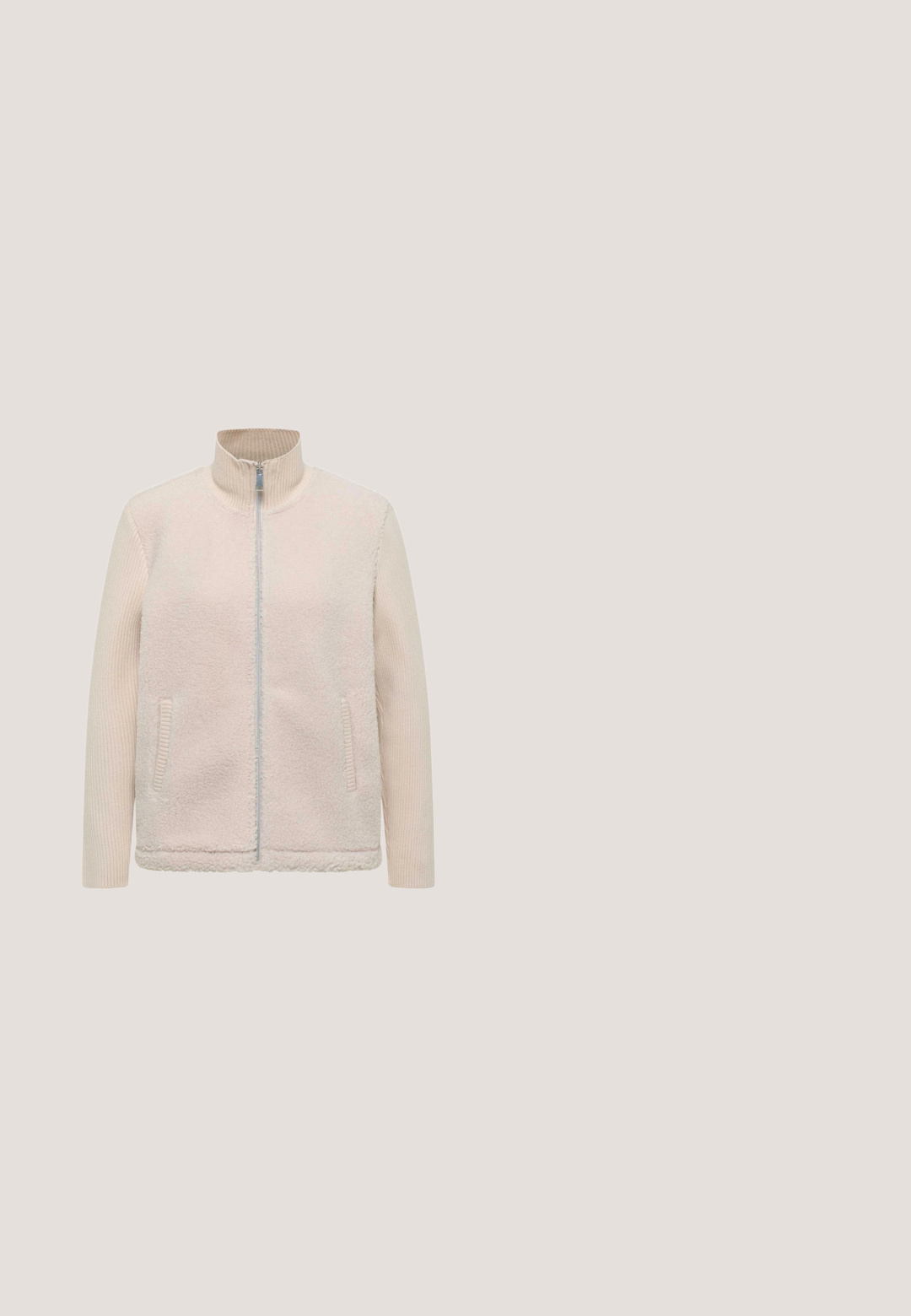 Vaaleanbeige fleece-takki, jossa on korkea kaulus, täysi vetoketju, ribattu hihansuu ja sivutaskut; pehmeä rakenne, moderni muotoilu ja rento tyyli.; Vaalea kermavärinen neulepaita, jossa on teksturoitu timanttimalli, pyöreä pääntie ja pitkät hihat. Taitettu helma ja hihansuut, jotka tarjoavat tiukan istuvuuden.; Hihaton tummanruskea midimekko, jossa korkea kaula-aukko, vartalonmyötäinen vyötärö ohueen vastaavalla vyöllä ja liehukehelmainen helma.; Knee-high vaaleet saappaat, jotka on valmistettu sileästä materiaalista, teräväkärkinen ja matala pinojalka. Yksinkertainen muotoilu, ilman näkyviä kuvioita tai koristeita.; Kermaalla teksturoitu nahkainen käsilaukku, jossa on kaksi kahvaa, irrotettava olkahihna ja kultaisen sävyn metalliosat, joissa on merkintä "DERIMOD".; Kultaiset roikkuvat korvakorut, joissa päällekkäiset renkaat koristeltu kirkkailla kristalleilla ja keskellä pyöreä kristalli, yksinkertaisella vaalealla taustalla.