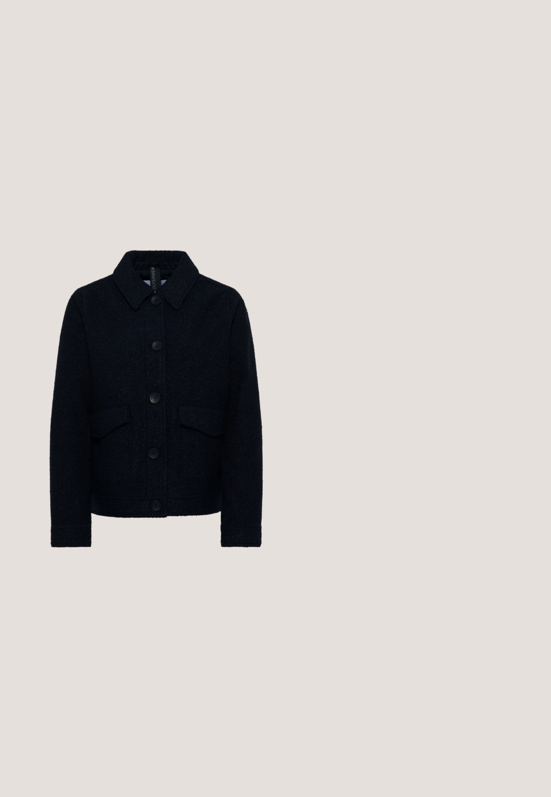 Sort tekstureret uldjakke med spids krave, forreste knapper og to klaplommer på den nederste front.; Langærmet strikket sweater i marineblå og hvid med rund halsudskæring, tekstureret mønster og tætsiddende silhuet.; Mørkeblå denim jeans med bred bendesign, der har en standard talje, forlommer og en sølvfarvet knapdetalje.; Sorte læder loafers med en fletdetalje foran, flad gummisål og syede detaljer langs kanten.; Sort læder skuldertaske med en tekstureret overflade, prydet med et aftageligt hjerteformet vedhæng og en justerbar rem for bekvemmelighed.; DIAMANT L'ÉTERNEL Øreringe - white