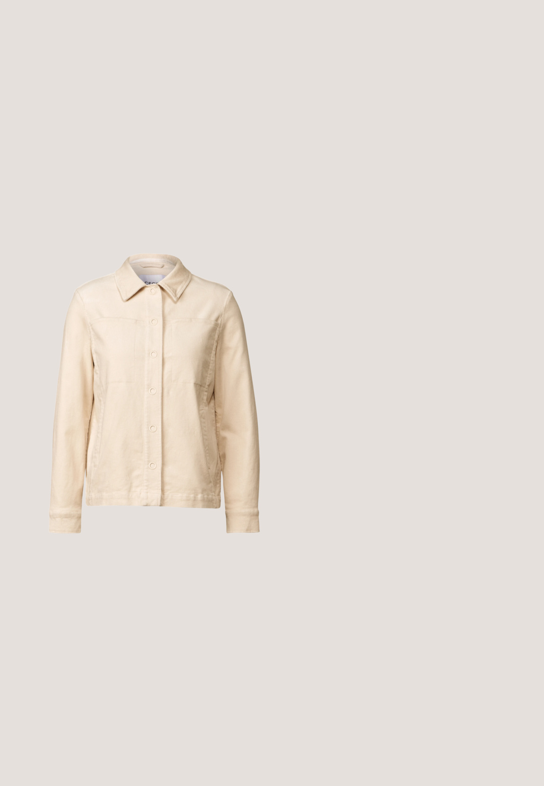Chaqueta ligera beige hecha de algodón con cuello tipo camisa, cierre frontal de botones y dos bolsillos en el pecho. Diseño recto y texturizado.; Camiseta beige con cuello redondo y mangas cortas enrolladas. Presenta patrones abstractos de líneas negras en el frontal. Textura suave y lisa.; Pantalones beige con cintura elástica, dos bolsillos frontales, diseño de pierna entallada y textura suave. Adecuados para un uso casual o relajado.; Zapatos de piel blanca con una superficie texturizada, puntera redonda y acentos en beige claro. Presenta dos cordones y una suela de goma con surcos definidos.; Bolso de hombro de cuero beige con correa desmontable, cierre de cremallera y detalle de borla decorativa, colocado sobre un fondo blanco.; Collar de cadena de plata con un colgante en forma de corazón y pequeños acentos redondos espaciados a lo largo de la cadena. Textura suave, diseño minimalista.