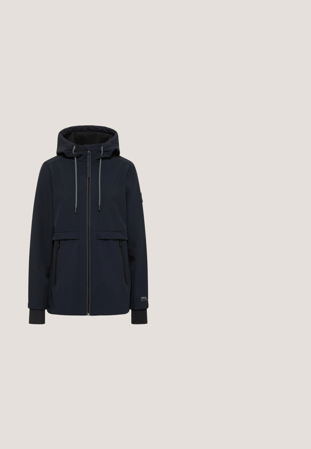 Chaqueta marinera de tejido suave y resistente al agua con capucha, frontal con cremallera, dos bolsillos laterales y puños elásticos. Incluye cordones decorativos.; Camiseta de algodón blanca de manga corta, con "SUMMER CLUB" bordado en tonos verde azulado y verde en la parte izquierda del pecho. Cuello redondo clásico.; Pantalones de mezclilla de pierna ancha en azul medio, con dos botones frontales, una cintura alta y un corte recto. Tejido suave con costuras mínimas.; Zapatilla de ante gris claro con suela blanca y de goma, lengüeta negra en el talón, cordones y logo "G-STAR" en el lateral.; Bolso tote azul marino con asas de cuero marrón y bolsillo con cremallera en el frente, con correa de hombro desmontable y detalle de logo plateado.; Pendientes pequeños de aro tono plateado con un patrón texturizado a lo largo del borde exterior y cierres traseros de plástico transparente, mostrados sobre un fondo claro.
