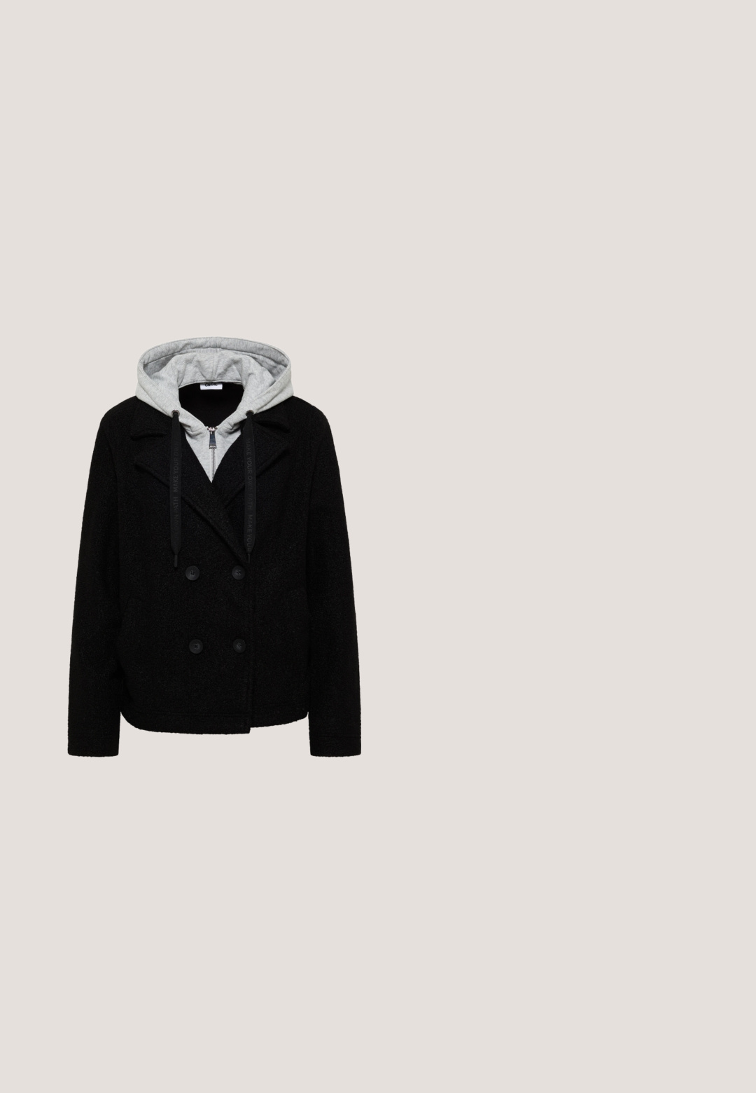 Abrigo negro de doble botonadura con textura, superpuesto a una sudadera gris con cremallera, capucha y cordones negros.; Camisa negra de manga larga con cuello redondo, con un dobladillo ligeramente deshilachado, hecha de una tela texturizada con un ajuste holgado. Sin logotipo visible.; Pantalones negros de pierna recta con cintura elástica, tela lisa y sin bolsillos ni adornos visibles.; Mocasines de cuero negro con un acento trenzado en la parte delantera, suela de goma plana y detalles de costura a lo largo del borde.; Bolso de cuero negro con una sola correa para el hombro y correa cruzada ajustable y desmontable sobre fondo blanco.; Pulsera de plata con un símbolo de infinito, que presenta una fina cadena y un cierre de langosta. Incluye una cadena ajustable para el tamaño.