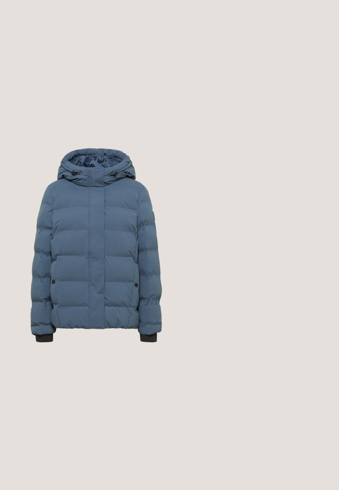 Gewatteerde blauwe jas met een capuchon, met een ritsluiting, elastische manchetten en zijzakken. Materiaal heeft een gladde textuur.; Lichtblauwe gebreide trui met een ronde halslijn, een ontspannen fit, verlaagde schouders en ribbels aan de mouwen en onderkant. Geweven oppervlak.; Lavendelkleurig katoenen T-shirt met korte mouwen, ronde hals en kleine zwarte zebrahartprint op de linkerborst.; Lee CAROL - Straight leg jeans - laundry line; Lichtgrijze en witte lage sneaker met mesh- en suèdepanelen, witte veters, een zool van gumrubber en een groot wit "R"-logo aan de zijkant.; Hexagona Heuptas - bleu ciel