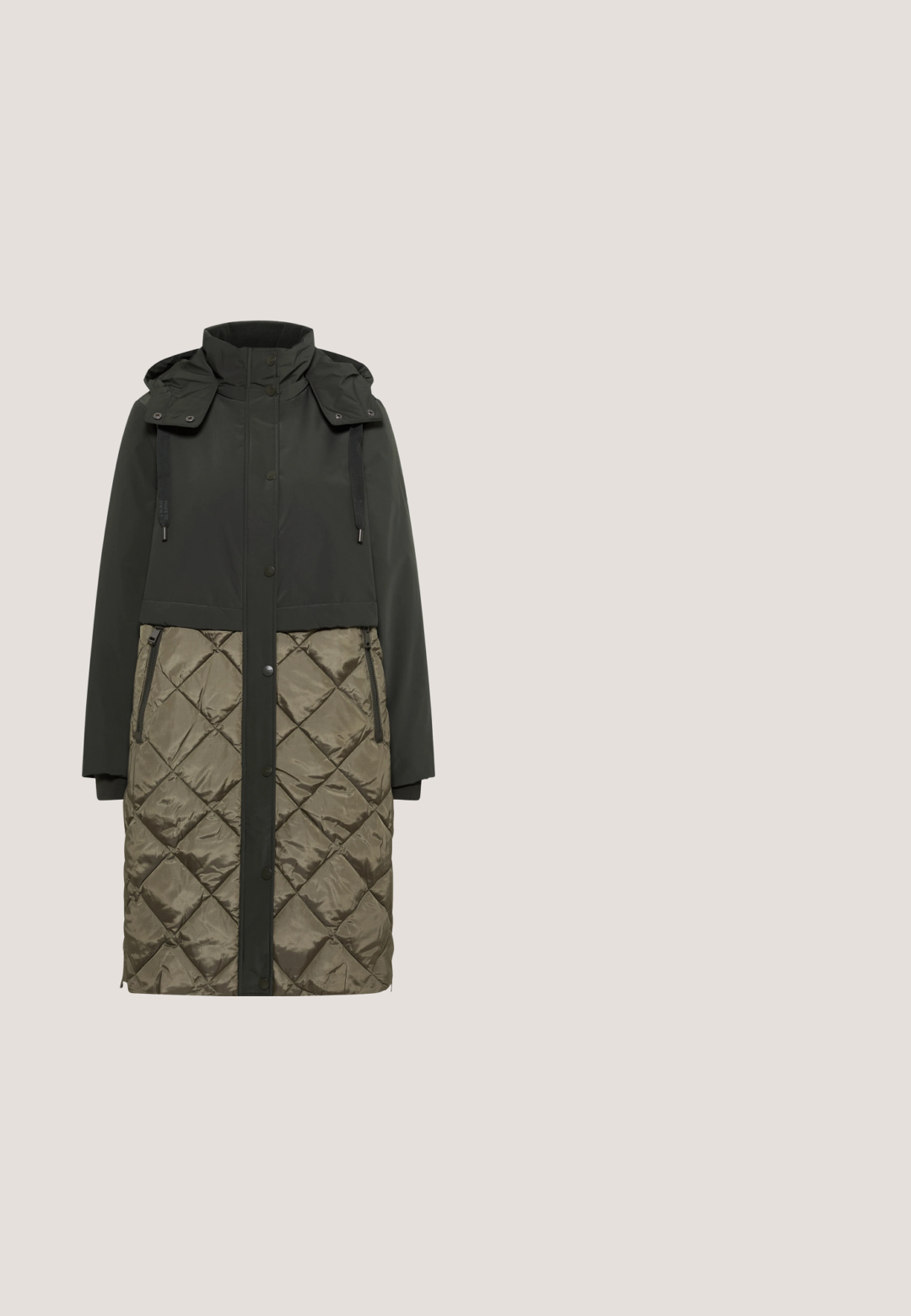 Manteau rembourré avec une partie supérieure vert foncé et un bas en tissu matelassé olive. Doté d'une capuche, de poches latérales zippées et d'une fermeture à boutons-pression.; Pull à col roulé vert en matière tricotée douce. Présente des manches longues, un col et des poignets côtelés, et une silhouette élancée.; Robe tricotée verte à manches longues, col rond et poignets côtelés. Présente une petite étiquette de logo près de l'ourlet.; Bottine en suède marron avec un bout rond, un laçage à l'avant, un col rembourré et une semelle en caoutchouc dotée d'un motif texturé pour une meilleure adhérence.; Sac tote vert avec poignées grises et rabat de poche avant, fermeture éclair et logo Lancaster Paris sur la poche.; Boucles d'oreilles créoles en or avec pendentifs en forme de cœur en malachite verte, sur fond blanc.