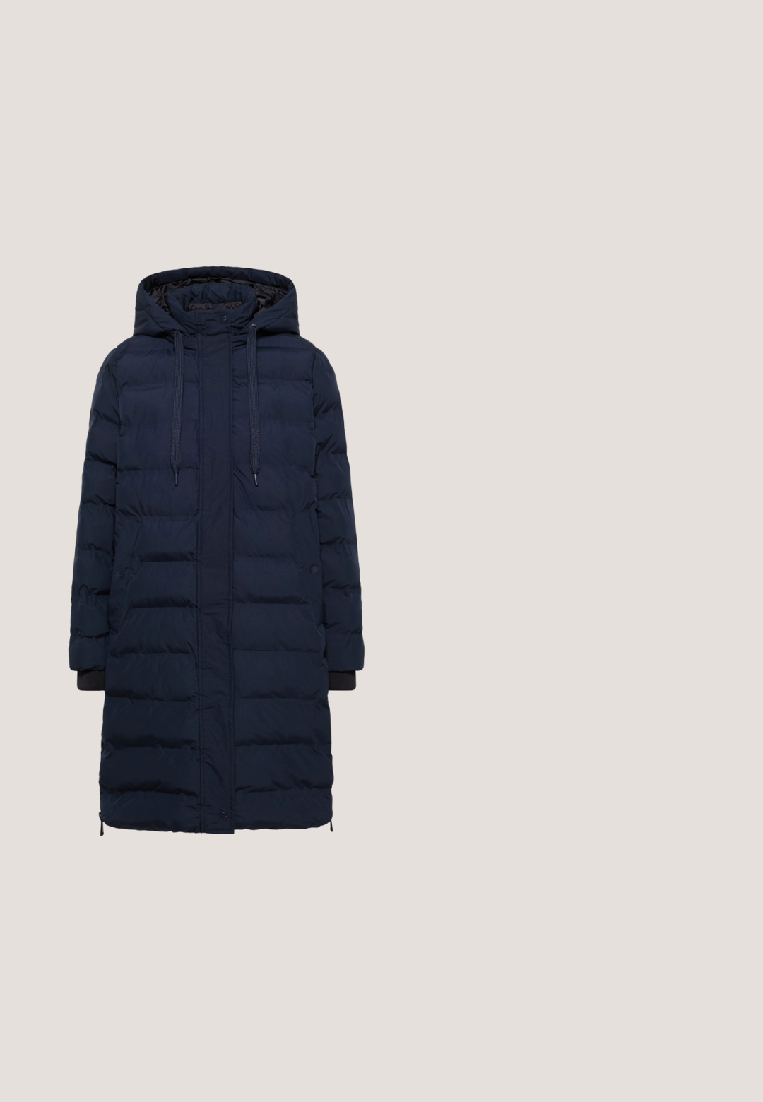 Langer dunkelblauer gepolsterter Wintermantel mit Kapuze, frontalem Reißverschluss und Druckknöpfen, Zugkordeln und Seitentaschen.; Langer, marineblauer Cardigan aus strukturiertem Strickmaterial. Mit offenem Frontbereich, langen Ärmeln und zwei Fronttaschen. Einfaches Design mit gerippten Kanten.; Kragenloses T-Shirt aus Baumwolle in Marineblau mit kurzen Ärmeln. Es verfügt über einen U-Boot-Ausschnitt und einen lockeren Schnitt mit seitlichen Schlitzen für mehr Bewegungsfreiheit.; Marineblaue, zulaufende Hose mit elastischem Bund und verstellbarem Kordelzug, zwei seitlichen Taschen und abgesteppten vorderen Falten.; Blauer Wildleder-Sneaker mit niedrigem Schaft, weißen Schnürsenkeln, weißer Gummisohle, silberfarbenem Fersenlaschen aus Metall und dekorativem seitlichem Reißverschluss.; Marineblaues Stofftasche mit hellbraunen Lederakzenten, robusten grauen Griffen und einem abnehmbaren Gurt, mit einem roten Reißverschlussdetail. Geräumiges und vielseitiges Design.