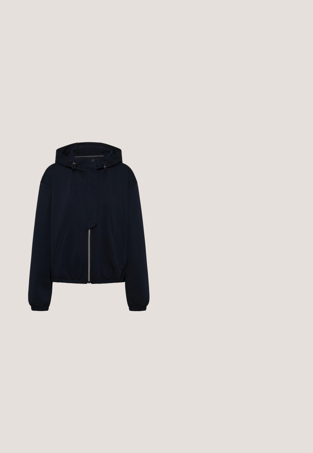 Marineblauwe sweatvest met capuchon en trekkoord, ritssluiting aan de voorkant, geribde manchetten en twee zijzakken. Zacht materiaal met een minimalistisch ontwerp.; Navyblauw-wit horizontaal gestreept shirt met korte mouwen en een ronde hals, weergegeven op een witte achtergrond.; Marineblauwe wijde broek gemaakt van zacht materiaal, met een elastische tailleband met verstelbaar koord en zijzakken.; Witte leren sneakers met lage schacht, vetersluiting en een platte rubberen zool, weergegeven vanaf de zijkant op een effen achtergrond.; Donkerblauwe gestructureerde leren handtas met twee afgeronde handvatten en een klein zilveren knopdetail aan de voorkant in het midden.; Zilveren oorringen met een textuurontwerp en afwisselend kleine ronde parels langs de rand, vastgezet met een steker.