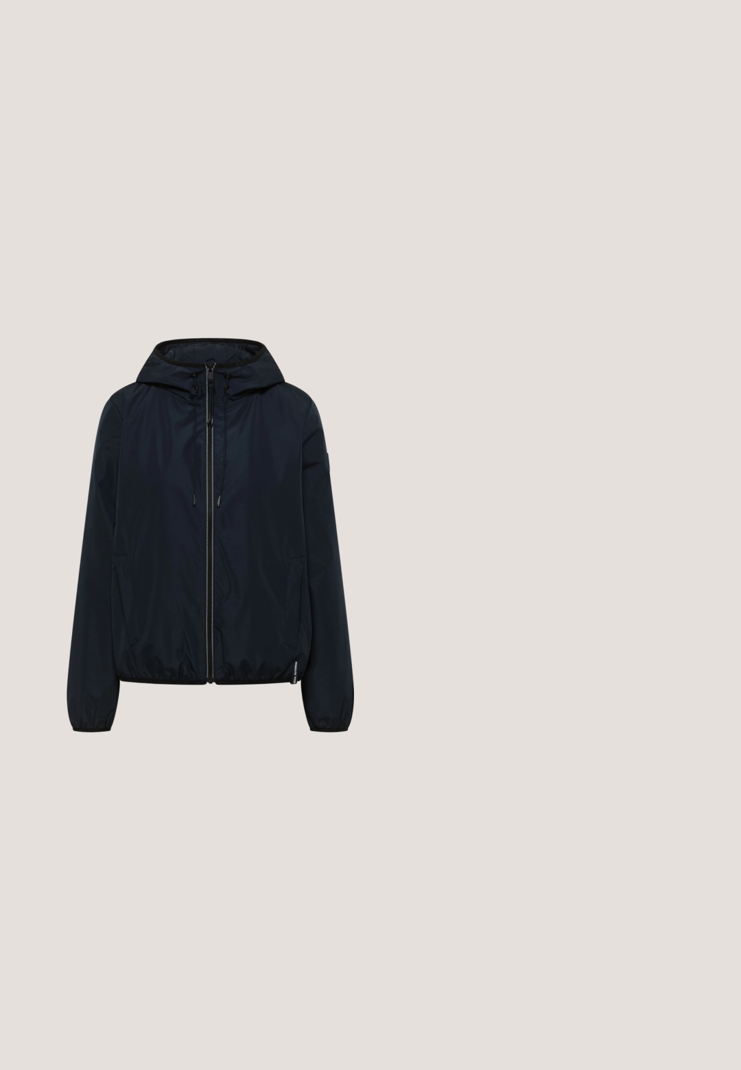 Zwarte capuchonjack met ritssluiting, trekkoorden, zijzakken, elastische manchetten en een licht geplooemde zoom.; Marineblauw poloshirt met korte mouwen, een kraag en een V-hals, gemaakt van zachte stof, weergegeven op een witte achtergrond.; Zwarte, rechte broek met twee voorzakken en een knoopdetail op de tailleband, gemaakt van gladde stof.; Witte leren sneakers met lage schacht, vetersluiting en een platte rubberen zool, weergegeven vanaf de zijkant op een effen achtergrond.; Donkerblauwe leren handtas met verstelbare schouderriem en twee zijvakken, met een kleine zilveren knop aan de voorkant.; Een paar zilveren oorringen, elk met een kleine, onregelmatig gevormde, gepolijste zilveren hanger die binnenin de ring hangt.