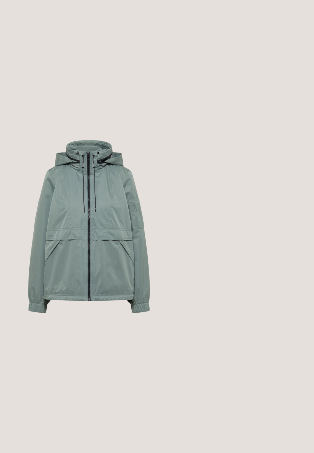 Hellgrüne Kapuzenjacke mit durchgehendem Reißverschluss, Kordelzügen, langen Ärmeln mit elastischen Bündchen und zwei schrägen Fronttaschen.; Hellgrünes, oversized Sweatshirt mit Rundhalsausschnitt, Raglanärmeln und weicher Textur. Verfügt über einen gerippten Halsausschnitt und Saum.; Hellegraue, locker sitzende Hose mit geradem Bein, ausgestattet mit zwei Fronttaschen und einem Knopfverschluss an der Taille. Glatte, baumwollähnliche Textur.; Grüne Wildledersneaker mit rundem Zeh, weißer Gummikappe, Schnürdesign und kontrastierender weißer Sohle. Dezente Stickereien an den Seiten.; Hellgrüne Ledertasche mit langen Griffen und einer vorderen Reißverschlusstasche, rechteckige Form und dezentem Metall-Logodetail.; Silberne Halskette mit einer dünnen Kette, versehen mit einem polierten, herzförmigen Anhänger in der Mitte. Einfaches Design, glatte Textur und leicht.
