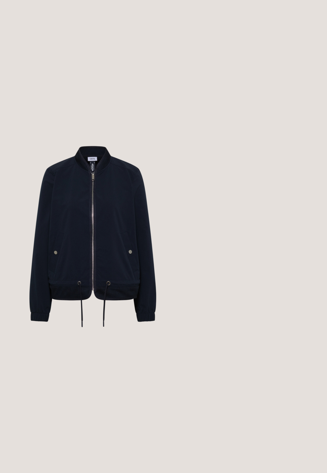 Donkerblauwe bomberjack met ritssluiting aan de voorkant, elastische manchetten, twee zakken met drukknoop en verstelbare trekkoorden aan de zoom.; Zwarte cropped cardigan met V-hals, drie knopen aan de voorkant, lange mouwen en twee zijzakken.; Marineblauw mouwloos topje van glad katoen, met een ronde halslijn en een aansluitend ontwerp zonder versieringen. Casual en veelzijdig.; Donkerblauwe wijde broek van zachte stof; beschikt over een elastische tailleband met trekkoord en metalen tips; gladde textuur, geen patronen.; Marineblauwe suède sneaker met een witte zool, voorzien van een zijrits, ronde neus en textuurdetails op de bovenkant.; Hexagona CONFORT - Handtas - marine