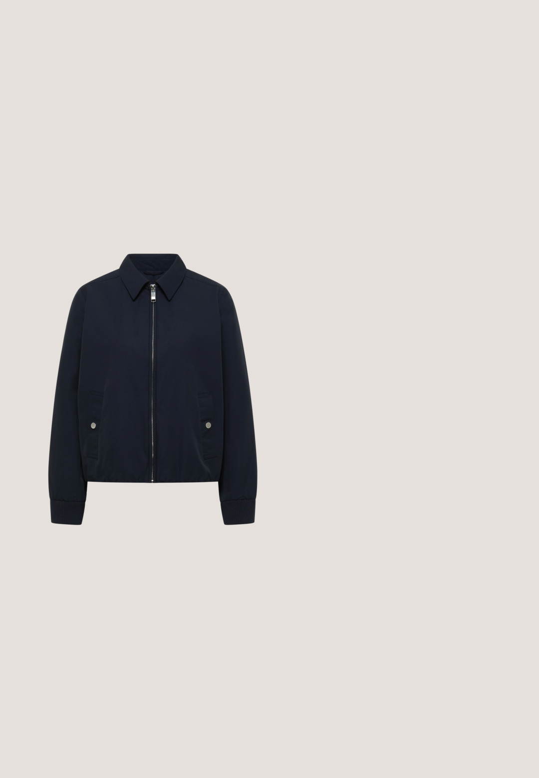 Marineblaue Reißverschlussjacke mit Kragen, langen Ärmeln, gerippten Bündchen und zwei Fronttaschen mit Knopfverschluss.; Hemd mit langen Ärmeln in Marineblau und Creme mit gemustertem Design, geknöpftem Kragen und abstrakter Liniengestaltung; aus Baumwollmischung, entspannte Passform.; Schwarze, dehnbare Hosen mit einem elastischen Bund. Verfügt über zwei Gesäßtaschen und ein tailliertes Design. Glattes Material ohne zusätzliche Muster.; Marineblauer Loafer aus strukturiertem Leder mit niedrigem Absatz und klassischem Penny-Riemen, seitlich auf weißem Hintergrund dargestellt.; Schwarze strukturierte Tragetasche mit doppelten Griffen und goldenen Beschlägen, mit einem kleinen "Anna Field"-Logo unten in der Mitte.; Silberne Creolen mit einem glatten, geschwungenen Design in Form einer Doppel-Schleife. Hergestellt aus 925er Sterlingsilber mit polierter Oberfläche.