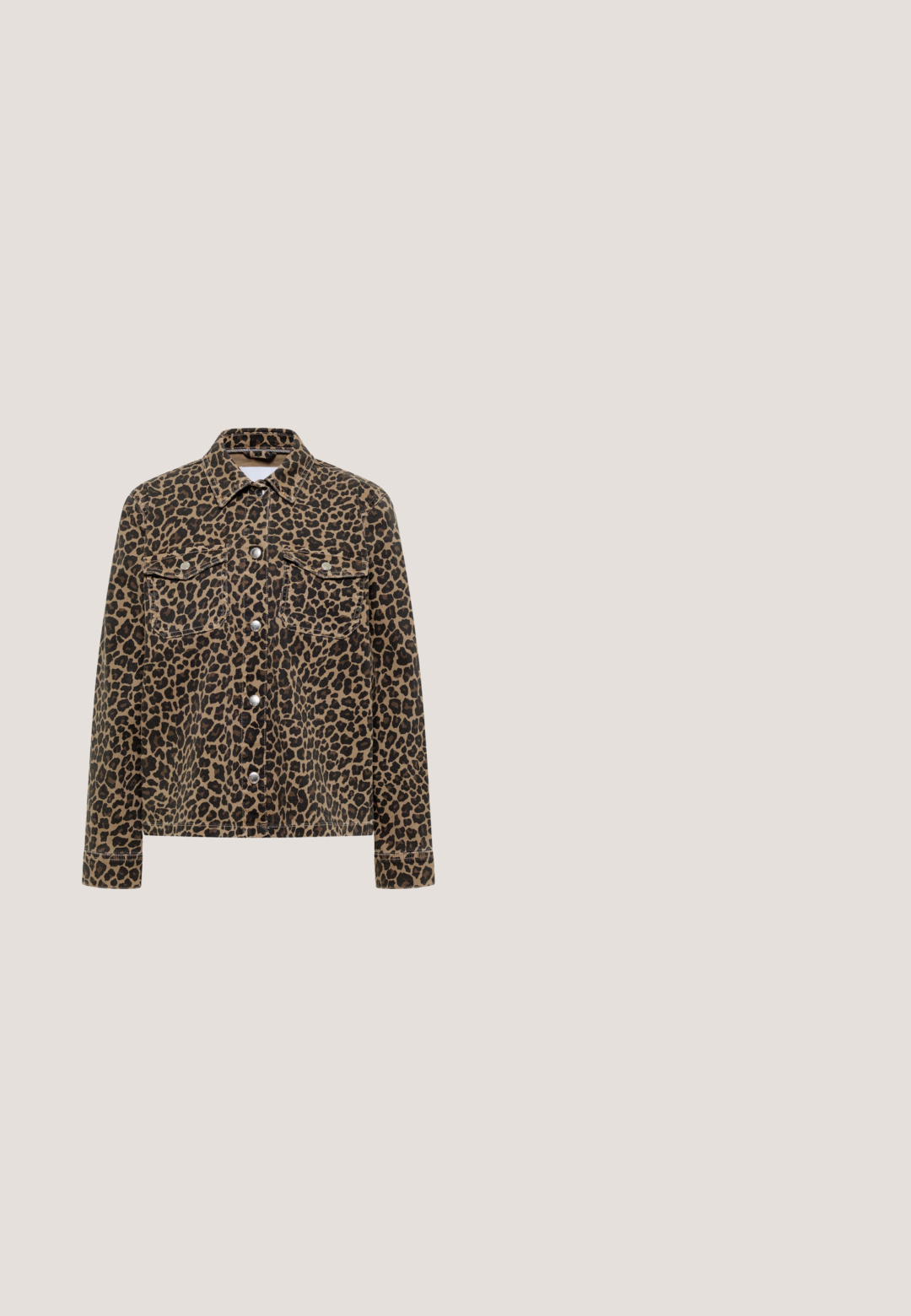 Veste boutonnée à manches longues avec un motif léopard marron et noir et deux poches poitrine avant avec rabats à boutons.; Haut à manches courtes imprimé léopard marron et noir avec encolure ronde et détail lien coulissant sur le côté.; Shorts taille haute à coupe ample avec imprimé léopard marron et noir, bouton à l'avant, fermeture éclair, et poches avant et arrière.; Baskets à semelle épaisse avec dessus imprimé léopard beige et marron, lacets marron et languette au talon.; Petit sac bandoulière rectangulaire avec imprimé léopard marron et noir, bandoulière en cuir noir, et fermeture éclair.; Bracelet chaîne en or avec pendentif étoile de mer orange et bleu, morceau de corail rouge et petit pendentif hippocampe en or.