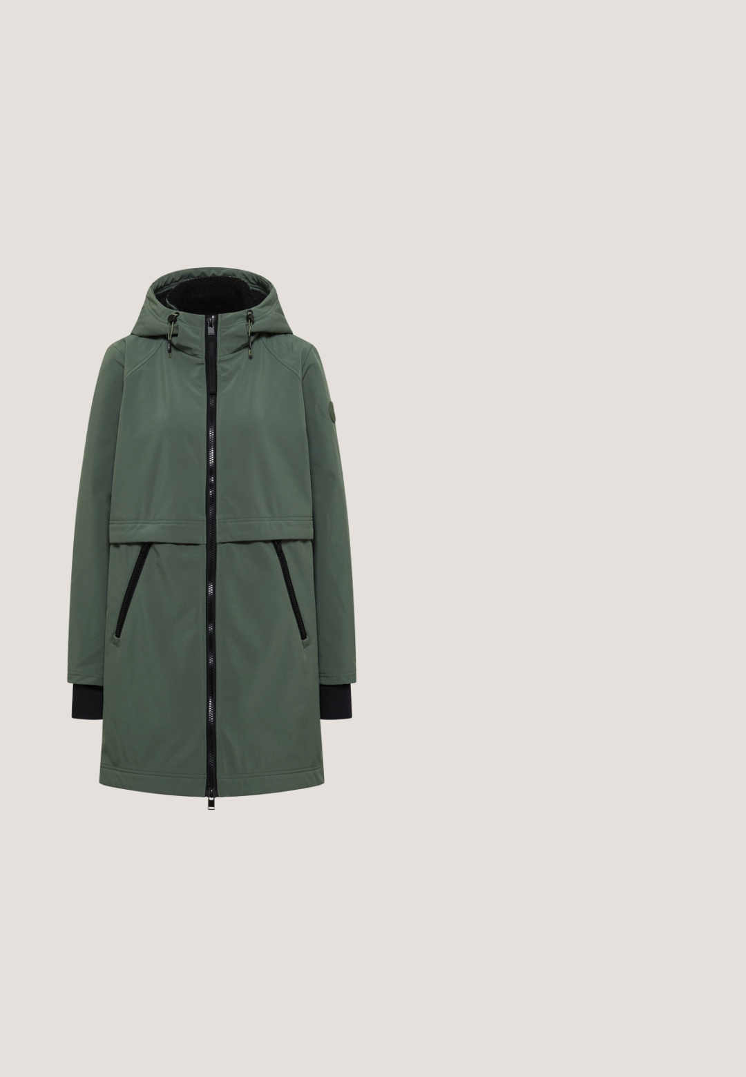 Long manteau vert à capuche avec fermeture éclair noire et poches latérales zippées, avec des poignets intérieurs noirs aux manches et un écusson sur le bras gauche.; Pull en tricot vert à manches longues avec col montant, fermeture éclair diagonale à l'épaule et cordon de serrage sur le côté inférieur.; Chemise à manches longues vert clair en tissu doux. Présente un col rond et un ourlet droit. Sans motifs ni accents visibles.; Pantalons capri en denim gris au design ajusté, avec poches avant, fermeture à bouton et une texture légèrement usée.; Bottine haute en cuir vert avec un devant à lacets noirs et une fermeture éclair sur le côté. Dotée d'une semelle beige et d'accents en caoutchouc noir.; Sac fourre-tout noir en matériau texturé, doté de poignées doubles et d'une fermeture éclair. Un pompon décoratif multicolore remarquable est fixé sur le côté.