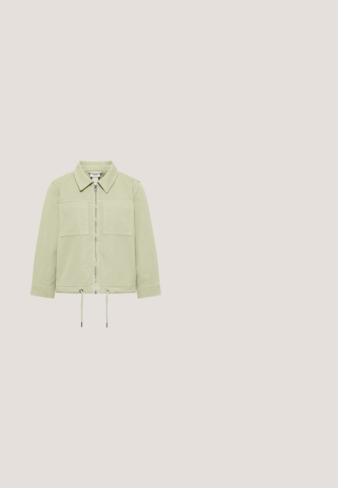 Chaqueta de manga larga de color verde claro con cremallera frontal, dobladillo con cordón, dos bolsillos en el pecho y cuello abatible.; Vestido verde con los hombros al descubierto, hecho de un tejido suave y elástico. Diseño sencillo, silueta ajustada y largo hasta medio muslo. Textura suave.; Zapato de tacón bajo de color crema y punta afilada. Presenta una delgada correa en el tobillo con una hebilla redonda y una textura de cuero suave.; Gafas de sol rectangulares verdes con lentes tintados, montura ligeramente sobredimensionada y patillas decorativas con patrón. Textura suave y diseño elegante.; Bolso de mano de imitación cuero verde con un asa retorcida, herrajes dorados y una correa removible. Forma redondeada con una textura suave y detalles de costura.; Pulsera de cuentas con cristales azul claro, perlas blancas y acentos dorados; incluye un cierre de langosta y una cadena ajustable.