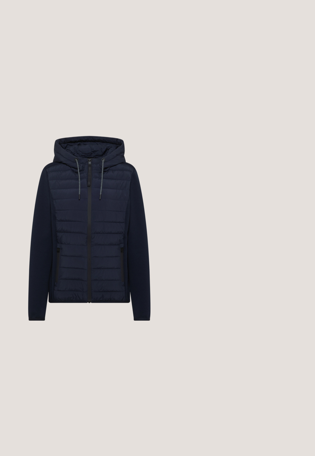 Marineblaue Kapuzenjacke mit gesteppter Vorderseite, gestrickten Ärmeln, zwei Reißverschlusstaschen, voller Frontreißverschluss und Kordelzugkapuze.; Dunkelblaues Kapuzen-Sweatshirt aus weichem Stoff, mit einem kleinen hellblauen Logo auf der linken Seite und Schlitzen an dem Saum.; Marineblaues kurzärmliges T-Shirt mit Rundhalsausschnitt, flach liegend, Größe M, mit sichtbarem Markenlabel im Kragen.; Marineblaue Sweatpants mit geradem Bein, elastischem Bund und schwarzen Kordeln, entworfen für Freizeit- oder Sportkleidung.; Hellgrauer Mesh-Sneaker mit seitlichem Reißverschluss, Schnürverschluss, weißer Sohle und Zuglasche an der Ferse, gezeigt in der linken Profilansicht.; Marineblaue rechteckige Umhängetasche aus Leder mit breitem, weinrotem und weißem gemustertem Schulterriemen und silbernen Metallverschlüssen.