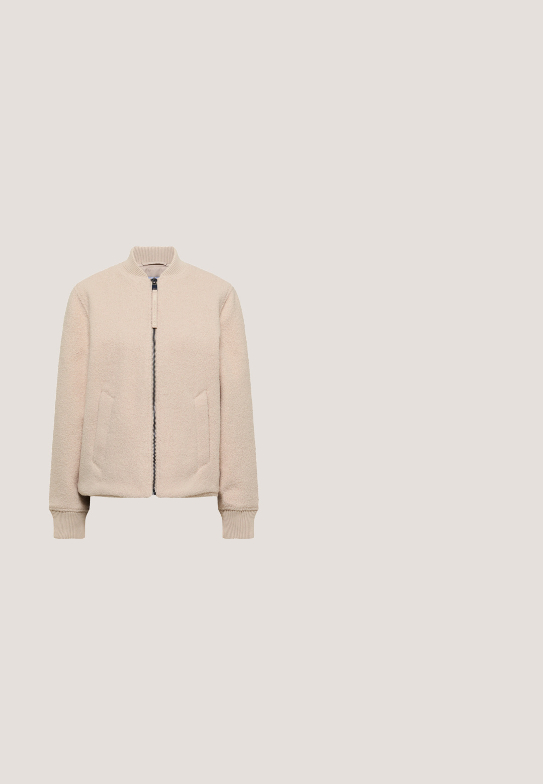Veste beige duveteuse zippée avec col et poignets côtelés, avec deux poches latérales et une fermeture éclair verticale à l'avant.; Cardigan beige en maille texturée, avec un col rond, des manches longues et une fermeture à boutons sur le devant.; Haut à manches longues, beige clair avec un col rond et une texture douce. Pas de motifs ni d'embellissements ; design minimaliste.; Pantalon beige à jambes larges avec taille élastique et cordon, poches plaquées devant, coupe ample et confortable.; Mocassins en suède beige avec un détail de couture à l'orteil et une surface lisse. Talon plat et forme arrondie. Design minimaliste sans embellissements.; Sac à bandoulière en daim taupe avec des détails de sangle nouée et un logo embossé subtil près du bas, design minimaliste avec une texture douce.
