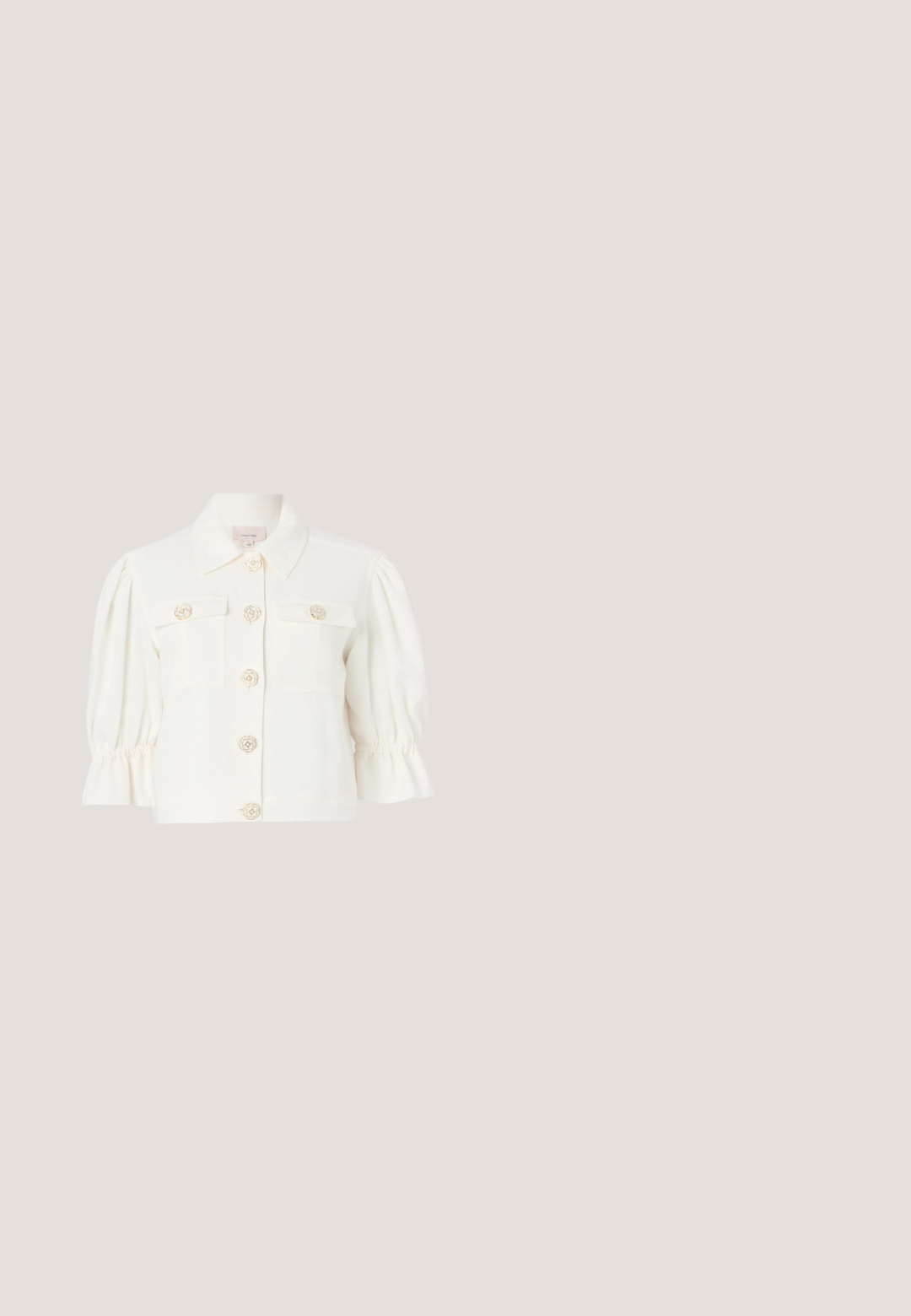 Witte cropped jas met pofmouwen, voorzien van decoratieve bloemknopen en twee borstzakken. Gladde stof met een gestructureerde kraag.; Langschildige roze jurk met bloemenprint, met een ronde halslijn en een uitlopende zoom. Lichtgewicht stof met een zachte textuur.; Schoen met sleehak met een blauw geometrisch patroon aan de voorkant, marineblauwe gestructureerde hak en een bruine T-band met gesp.; Marineblauwe fluwelen handtas met een gouden kettinghengsel, voorzien van geborduurde rozen en een papegaaienontwerp; gestructureerde vorm en bovenhandgreep.; Bruine leren handschoenen met geribbelde crèmekleurige gebreide manchetten. Beschikt over vinger scheiding en een enkele accent aan de zijkant, met een gladdere textuur.; Goudkleurige bloemenbroche met witte bloembladen van emaille, groene bladeren en groene parelaccenten in het midden, met een glanzende afwerking en gedetailleerde textuur.
