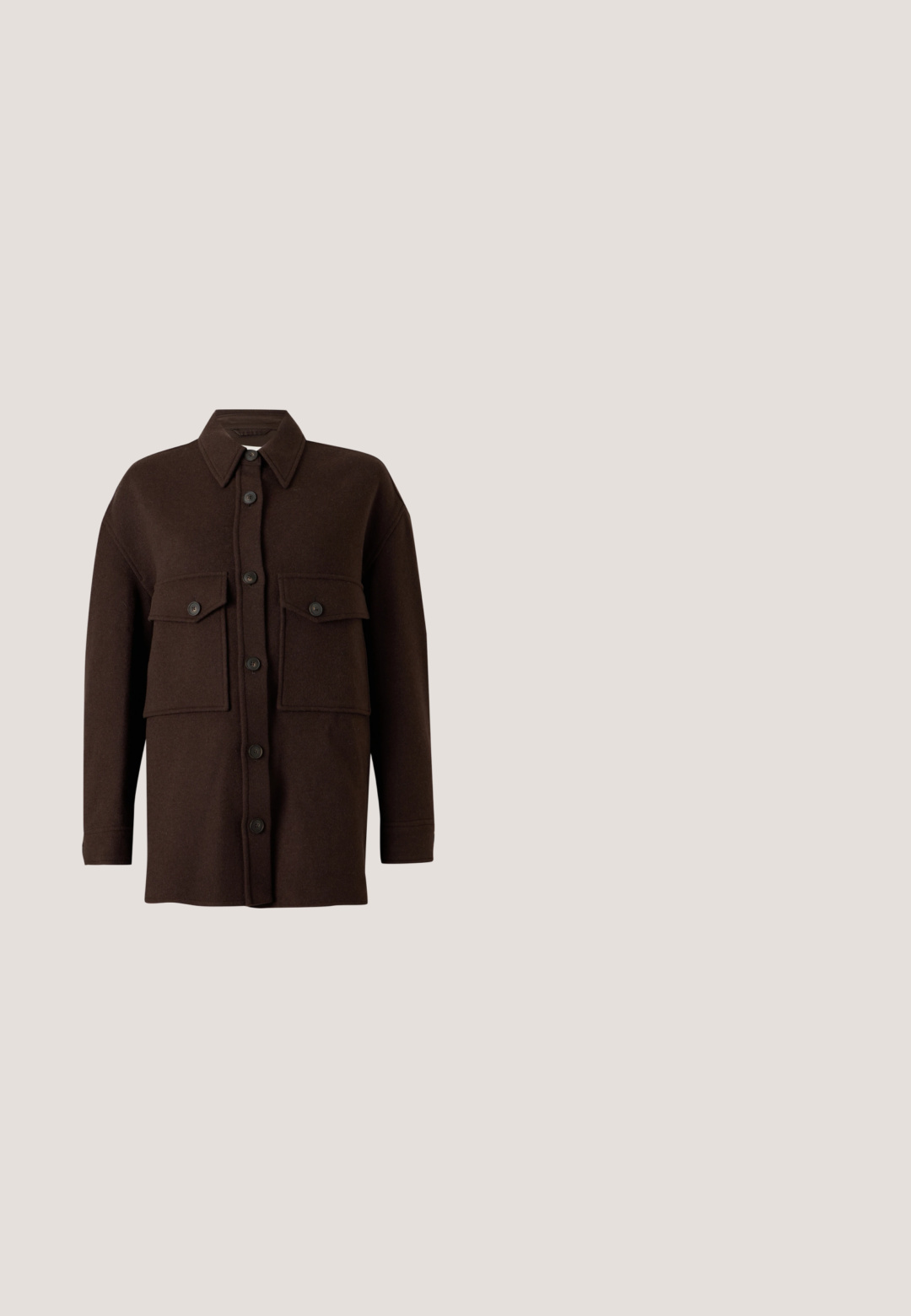 Donkerbruine wollen overhemdjas met lange mouwen, vooraan knoopsluiting en twee grote borstzakken met knopen op een effen achtergrond.; Grijs gebreid sweater met een gerimpelde kraag, lange mouwen en een V-hals. Heeft een trekkoorddetail bij de kraag.; Lichtgrijze, op maat gemaakte korte broek met een overlappend voorpaneel dat aan de rechterkant wordt vastgemaakt met vier zwarte knopen en een enkele paspelzak.; Bruine faux leren enkelboot met een spitse neus, textuur van slangenprint en een 5 cm hak, met een strakke, gestroomlijnde uitstraling.; Donkerrode leren handtas met dubbele handvatten en een afneembare schouderriem, met gouden beslag en een klein merklogo aan de voorkant.; Paar zilverkleurige metalen oorbellen in de vorm van een hoekige letter M met afgeronde stekers op een witte achtergrond.