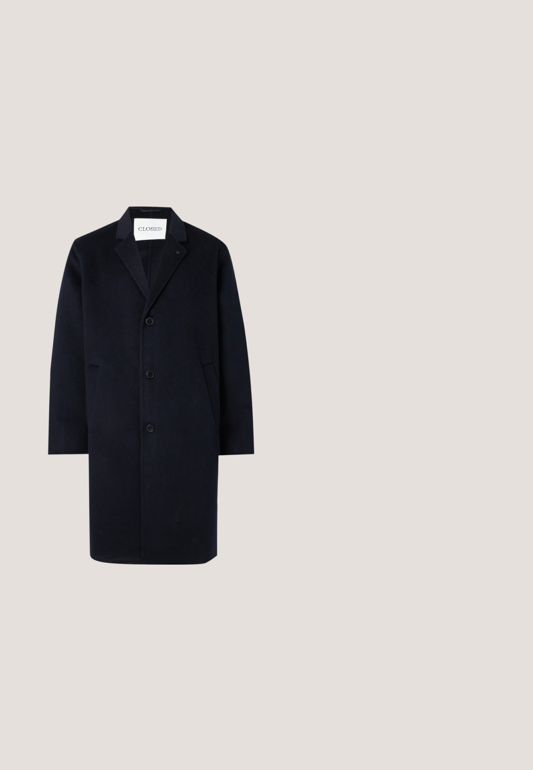 Zwarte lange jas met knopen, met een notch-reverskraag en zijzakken op een effen lichte achtergrond.; Navyblauwe gebreide trui met een ronde halslijn, lange mouwen en ribgebreide manchetten en onderkant. Zachte textuur en eenvoudig ontwerp, zonder patronen of accenten.; Donkerblauw poloshirt met lange mouwen, kraag en vier knopen langs de knoopsluiting, afgebeeld op een eenvoudige lichte achtergrond.; Blauwe rechte spijkerbroek met voorzakken, knoopsluiting en licht vervaagde details op de dijen en knieën.; Zwarte leren enkelboots met een gladde textuur, ronde neus en een robuuste zool. Voorzien van een trekband aan de achterkant en een minimalistisch ontwerp.; Donkerbruine gestructureerde leren crossbodytas met verstelbare riem en klein decoratief blauw accent aan de zijkant.