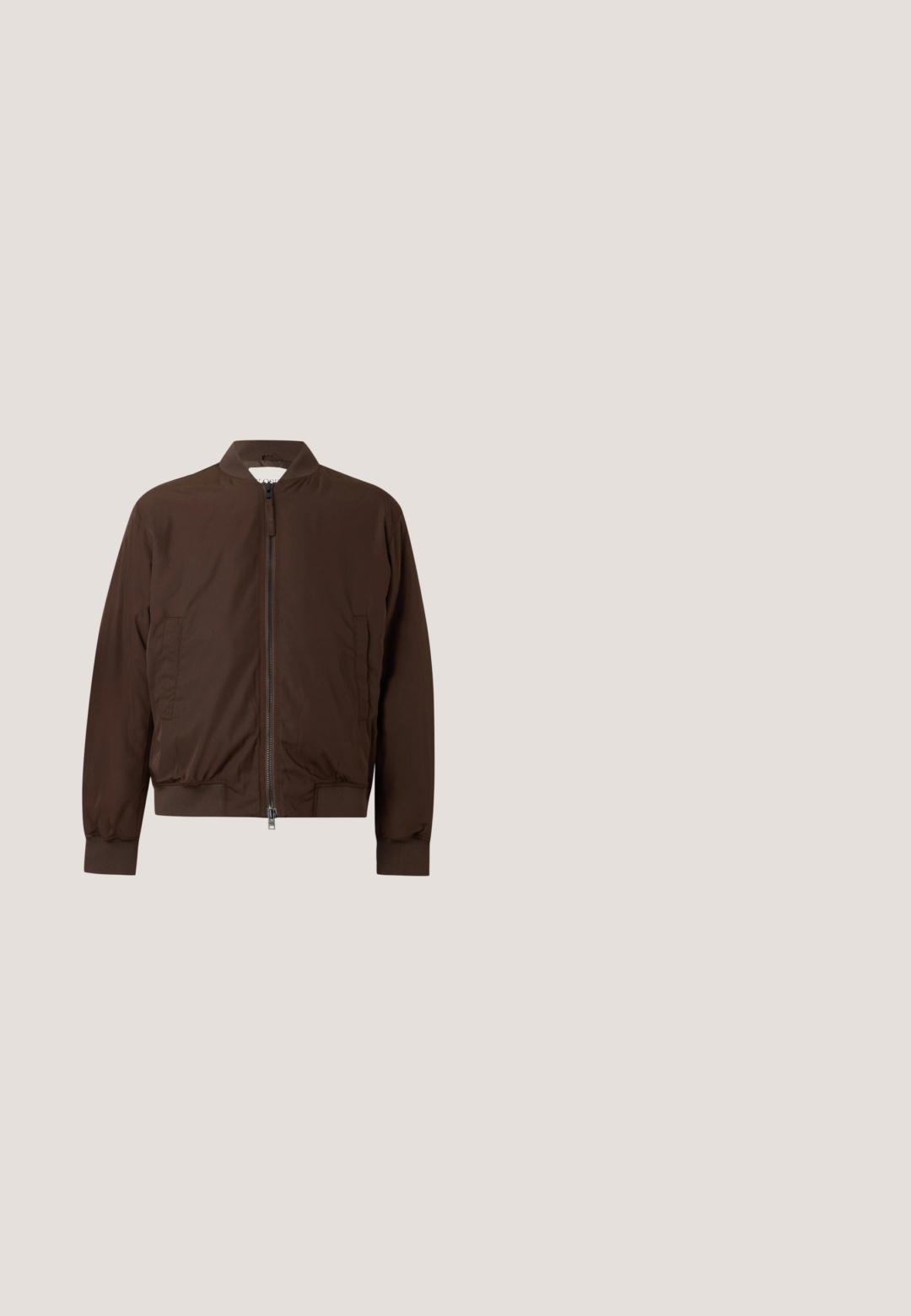 Ruskea vetoketjullinen bomber-takki, jossa resorit kauluksessa, hihansuissa ja helmassa, sivutaskut sekä sileä, kevyt kangas.; Valkoinen pellavainen pitkähiha shirt, jossa on napitettu etuosa, terävä kaulus, yksi rintatasku ja logo hihassa. Pehmeä rakenne.; Ruskeat ruudulliset suoralahkeiset housut, joissa on nyöritysvyötärö, tasainen etuosa ja hienovarainen ruutukuvio valkoisella taustalla.; Ruske kožne cipele na slip-on s teksturiranom površinom, dekorativnom kopčom i gumene potplate s teksturiranim detaljima za bolje prianjanje.; Tummanruskea kangasvyölaukku, jossa vinosti sivussa vetoketjutasku ja pieni valkoinen logo edessä, vaaleaa yksiväristä taustaa vasten.; Ruskea nahkauksia, jossa on sileä pinta, hopeinen suorakulmainen solki ja siisti ompelu reunoilla.
