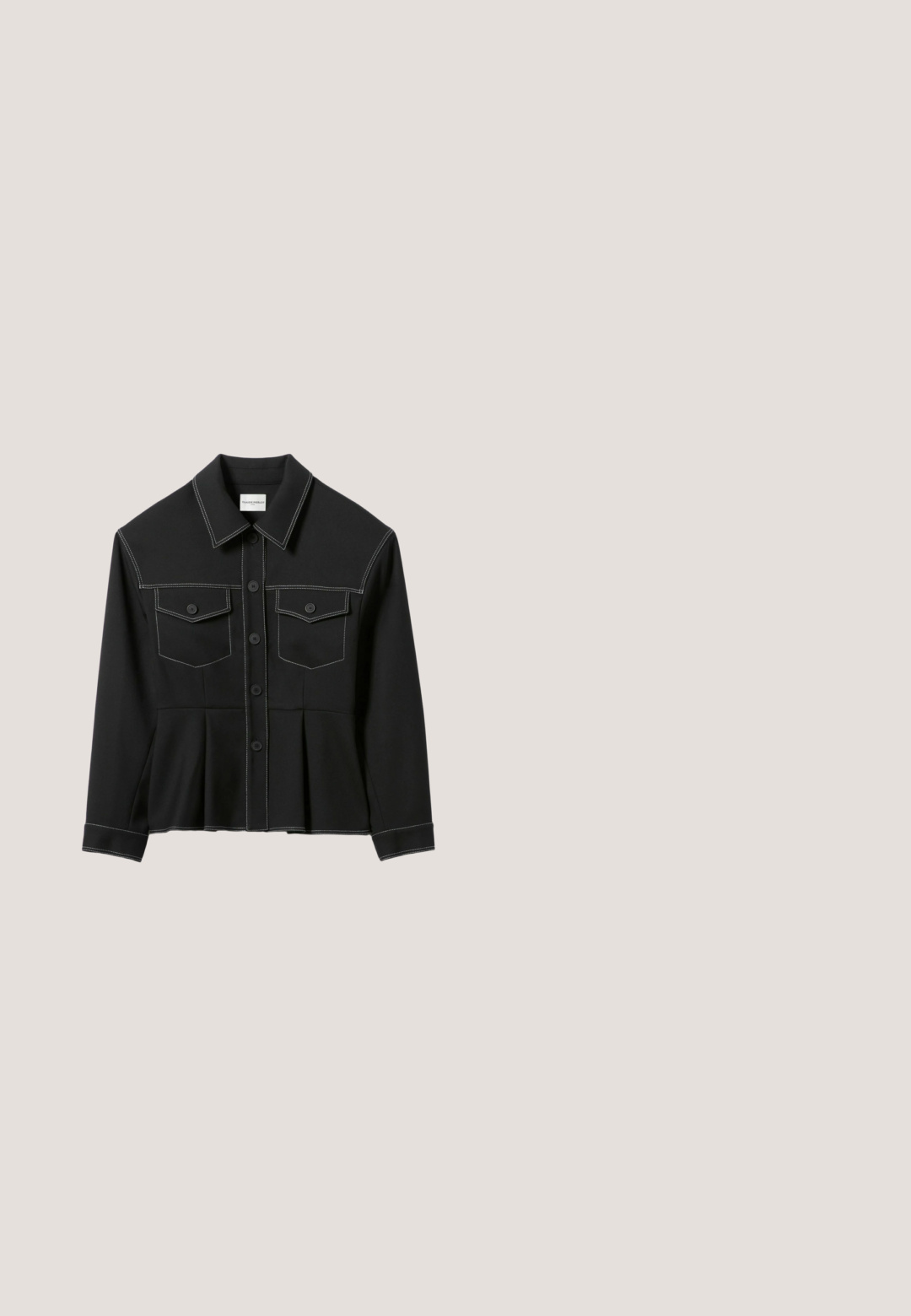 Chaqueta negra con diseño de peplum, hecha de tela suave. Presenta costuras blancas contrastantes, un cuello puntiagudo y dos bolsillos en el pecho. Botones al frente.; Camiseta de rayas con mangas cortas, con textura acanalada en blanco y negro, escote redondo y pequeño logo rojo en el lado izquierdo del pecho.; Jeans vaqueros de mezclilla azul oscuro con perneras rectas y parches desgastados en forma de corazón en ambas rodillas.; Zapato Mary Jane de cuero negro con una correa y hebilla, que presenta varios adhesivos redondos en acentos rojos, azules y blancos. Diseño de suela plana.; Bolso rectangular negro con asas cortas y correa de hombro ajustable, con texto blanco "LOVE MOSCHINO Made with love" en el frente.; Collar de cordón negro con un colgante plateado brillante en forma de una letra "M" abstracta y redondeada sobre un fondo blanco liso.